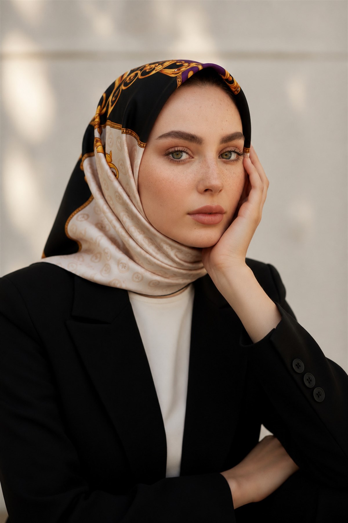 %100 Twill İpek Monogram Ve Barok Desenli Krem - Mürdüm Renkli 90x90 Eşarp Dikim Şekli : El Dikişi