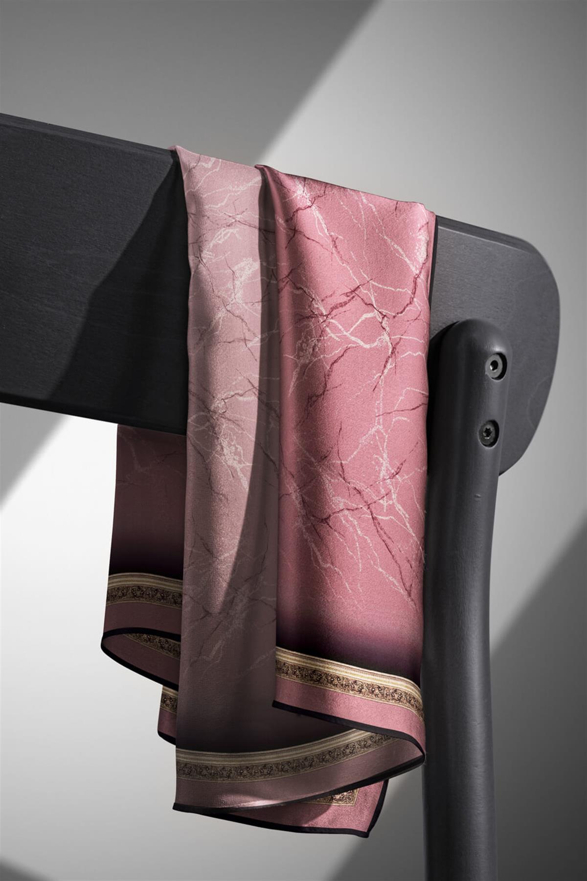 %100 Twill İpek Mermer Desenli Gül Kurusu Renkli 90x90 Eşarp Dikim Şekli : El Dikişi