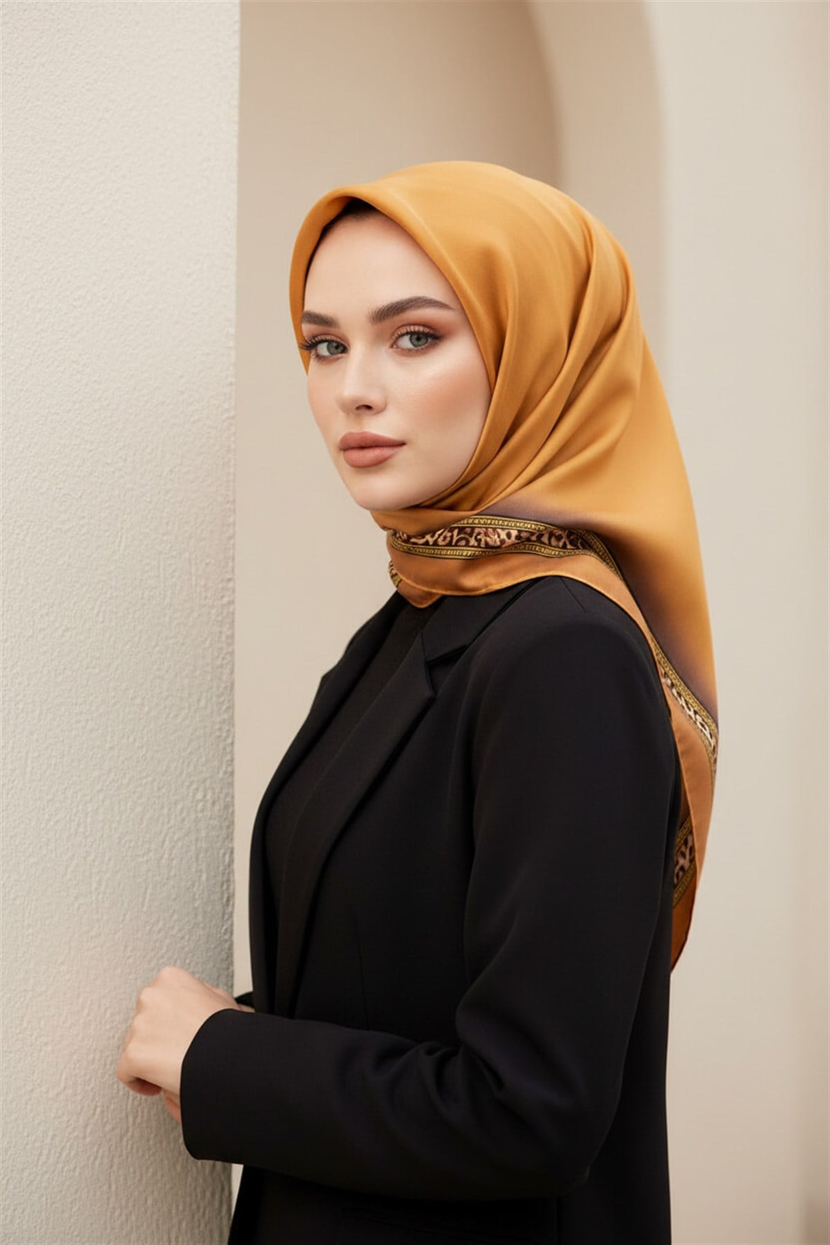 %100 Twill İpek Bordürü Leoparlı Düz Desenli Gold - Gold Renkli 90x90 Eşarp Dikim Şekli : El Dikişi