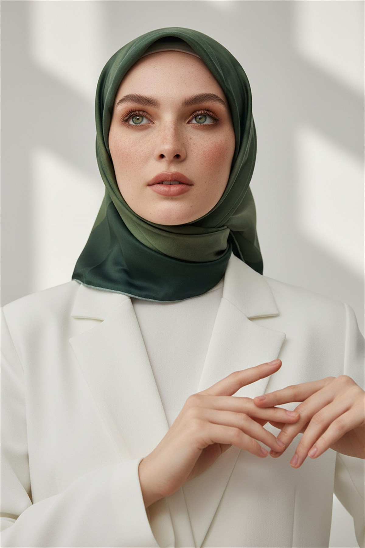 %100 Twill İpek Gül Desenli Haki - Zümrüt Yeşili Renkli 90x90 Eşarp Dikim Şekli : El Dikişi