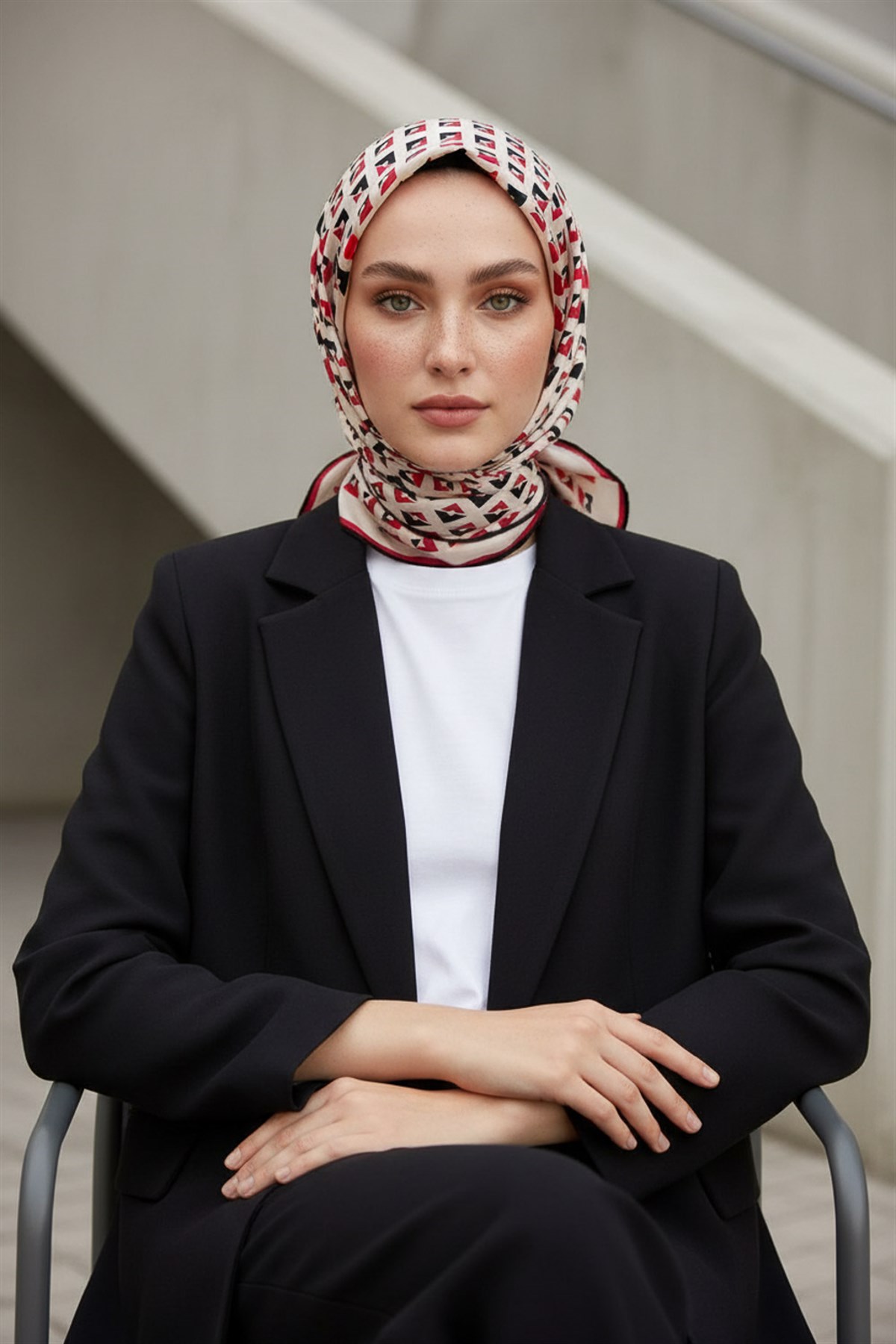 %100 Twill İpek Geometrik Desenli Kırmızı - Siyah Renkli 90x90 Eşarp Dikim Şekli : El Dikişi