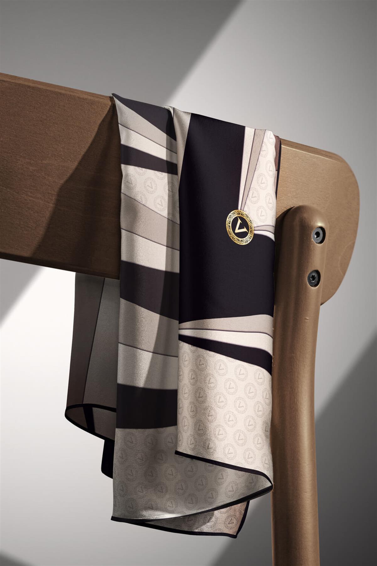 %100 Twill İpek Monogram Ve Geometrik Desenli Krem - Taş Renkli 90x90 Eşarp Dikim Şekli : El Dikişi