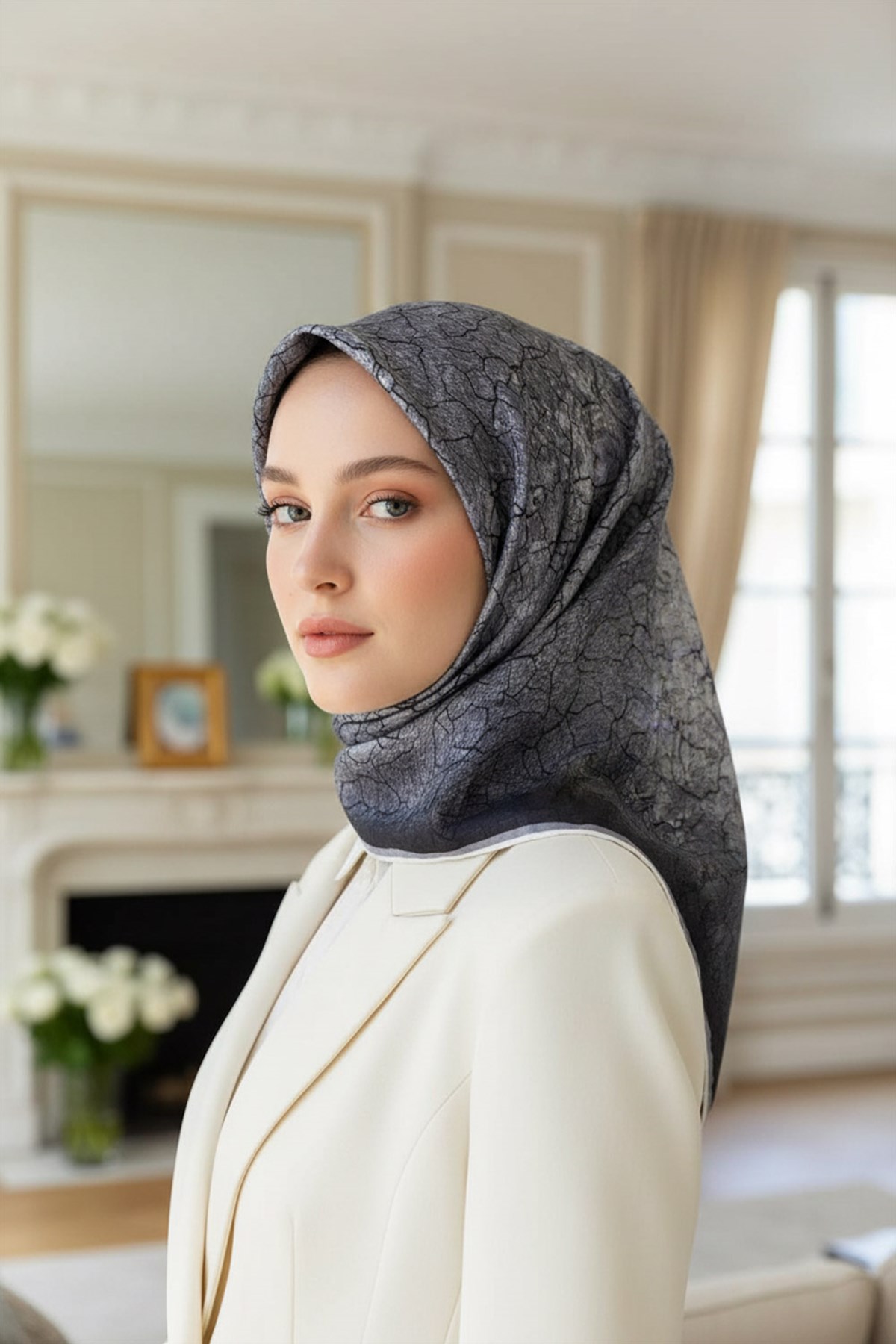 % 57 İPEK % 43 VİSKON Twill İpek Bulut  Desenli Füme Renkli 90x90 Eşarp Dikim Şekli : El Dikişi
