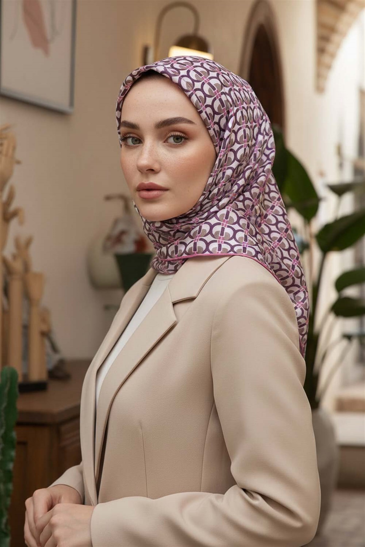 %100 Twill İpek Geometrik Desenli Pudra Renkli 90x90 Eşarp Dikim Şekli : El Dikişi