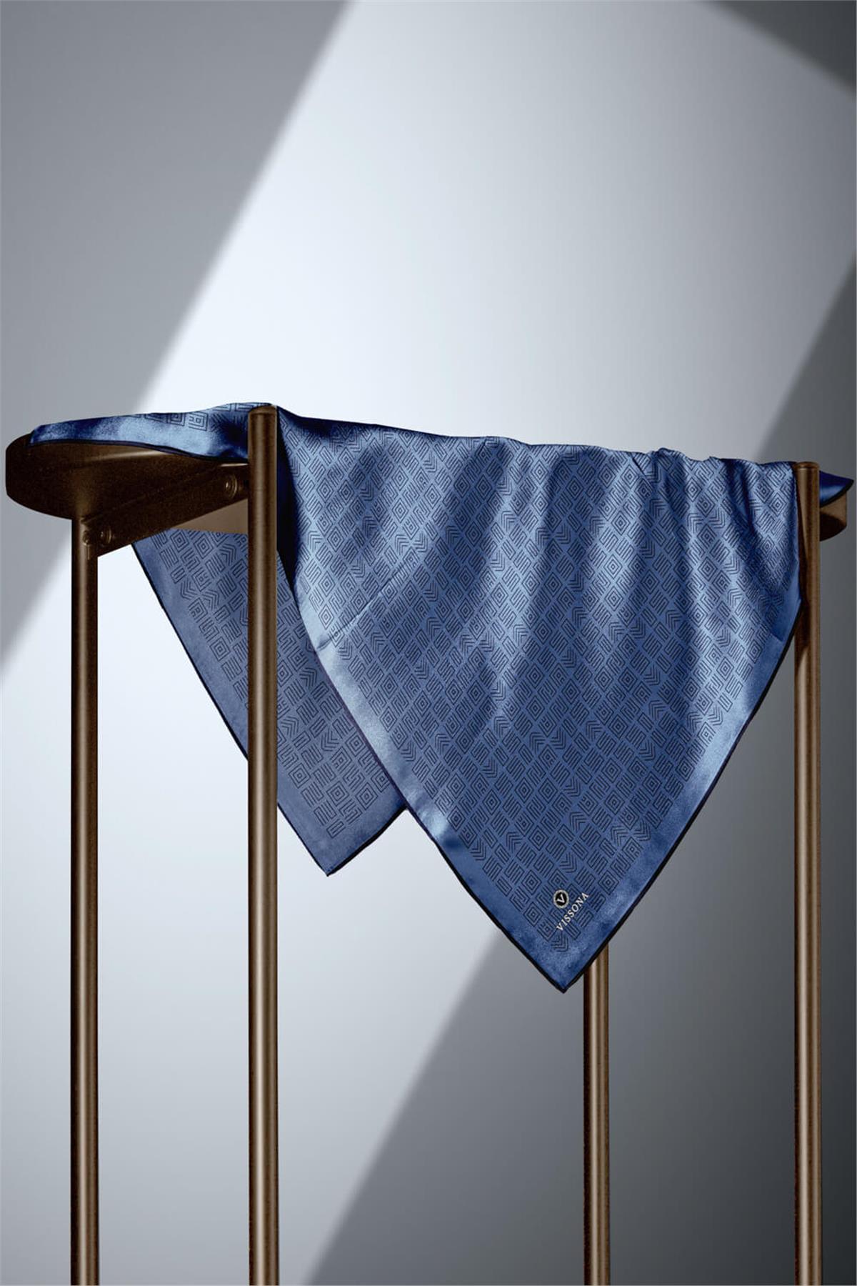 100% Twill İpek Etnik Motif Desenli İndigo - Lacivert Renkli 90x90 Dikim Şekli : El Dikişi Eşarp