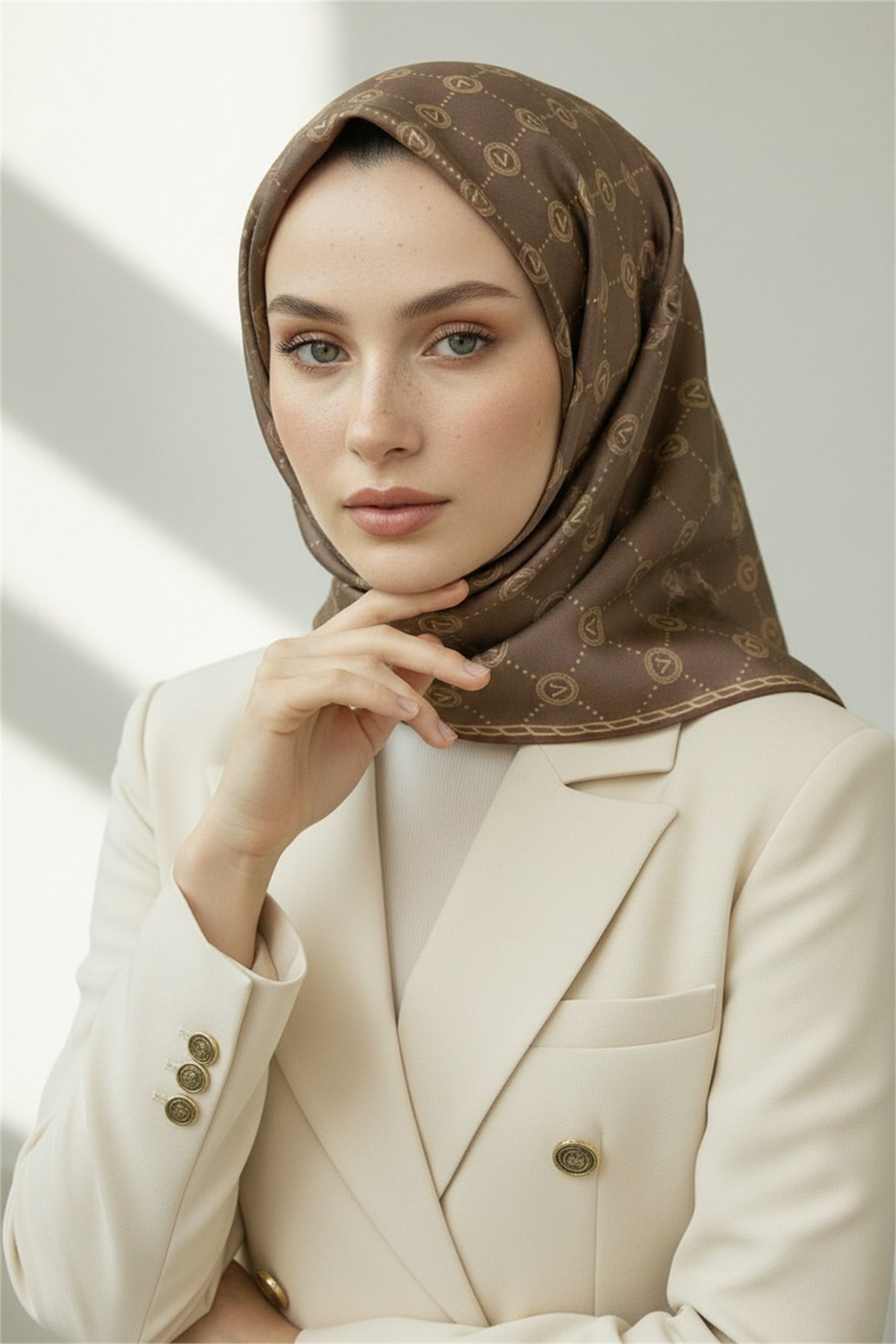 %100 Twill İpek Eşarp 90x90 Sütlü Kahve Monogram Desenli El Dikişli Kadın Eşarp