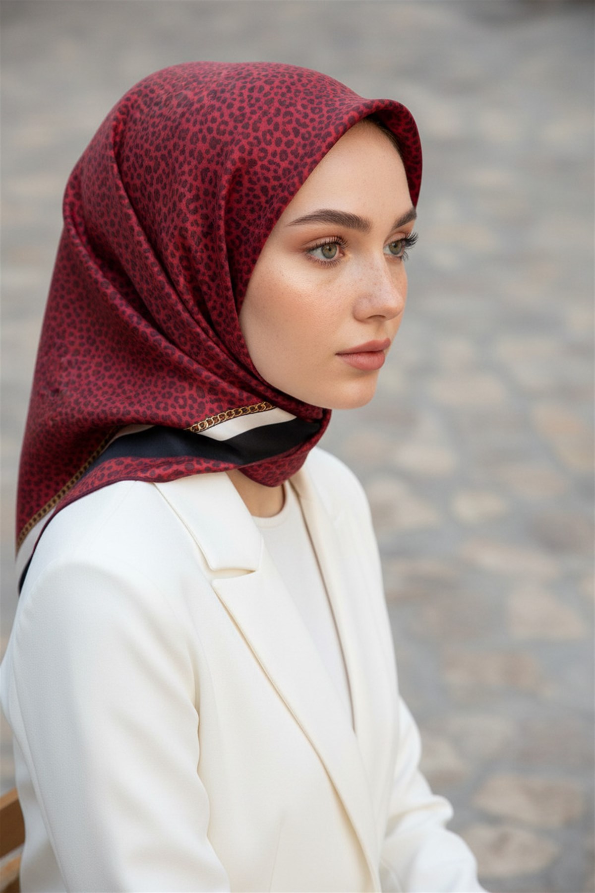 %100 Twill İpek Leopar Desenli Bordo Renkli 90x90 Eşarp Dikim Şekli : El Dikişi