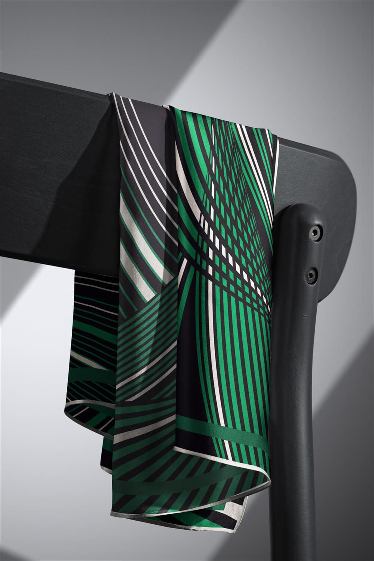 %100 Twill İpek Çizgili Desenli Zümrüt Yeşili - Krem Renkli 90x90 Eşarp Dikim Şekli : El Dikişi