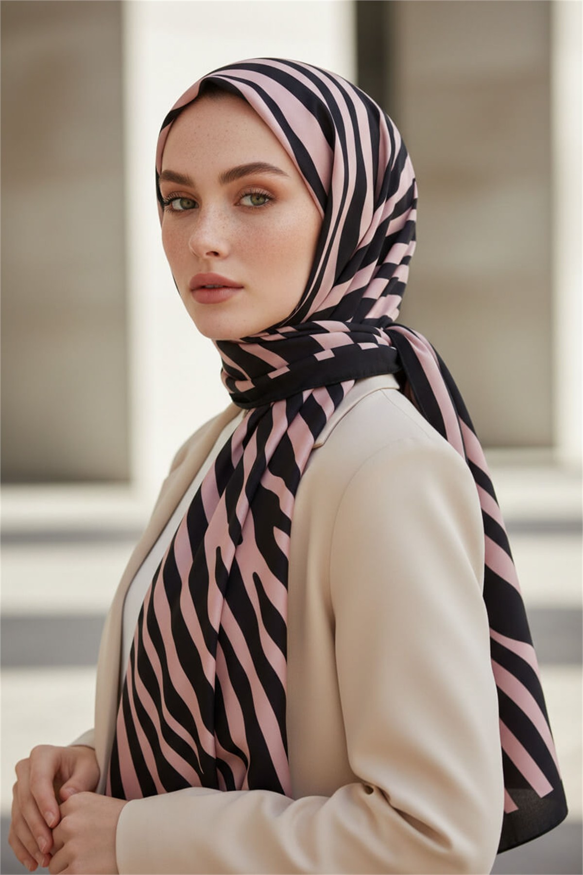 Kırışmaz Krep Şal Zebra Desenli Siyah Pudra 75x190 cm Kaymaz Kolay Şekil Alan