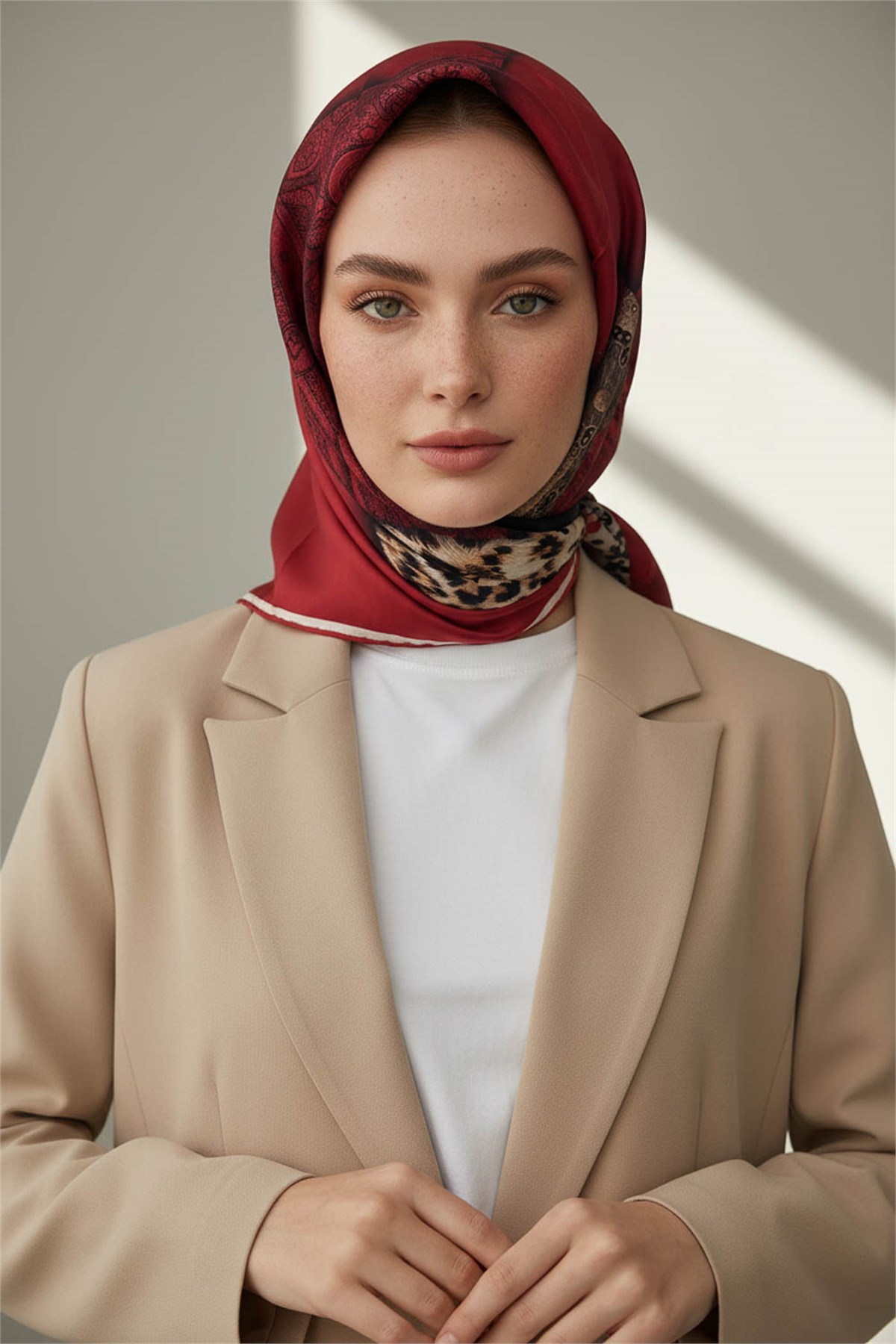 % 57 İPEK % 43 VİSKON Twill İpek Kazayaklı Ekoseli Leoparlı Ve Şal Desenli Bordo - Bej Renkli 90x90 Eşarp Dikim Şekli : El Dikişi
