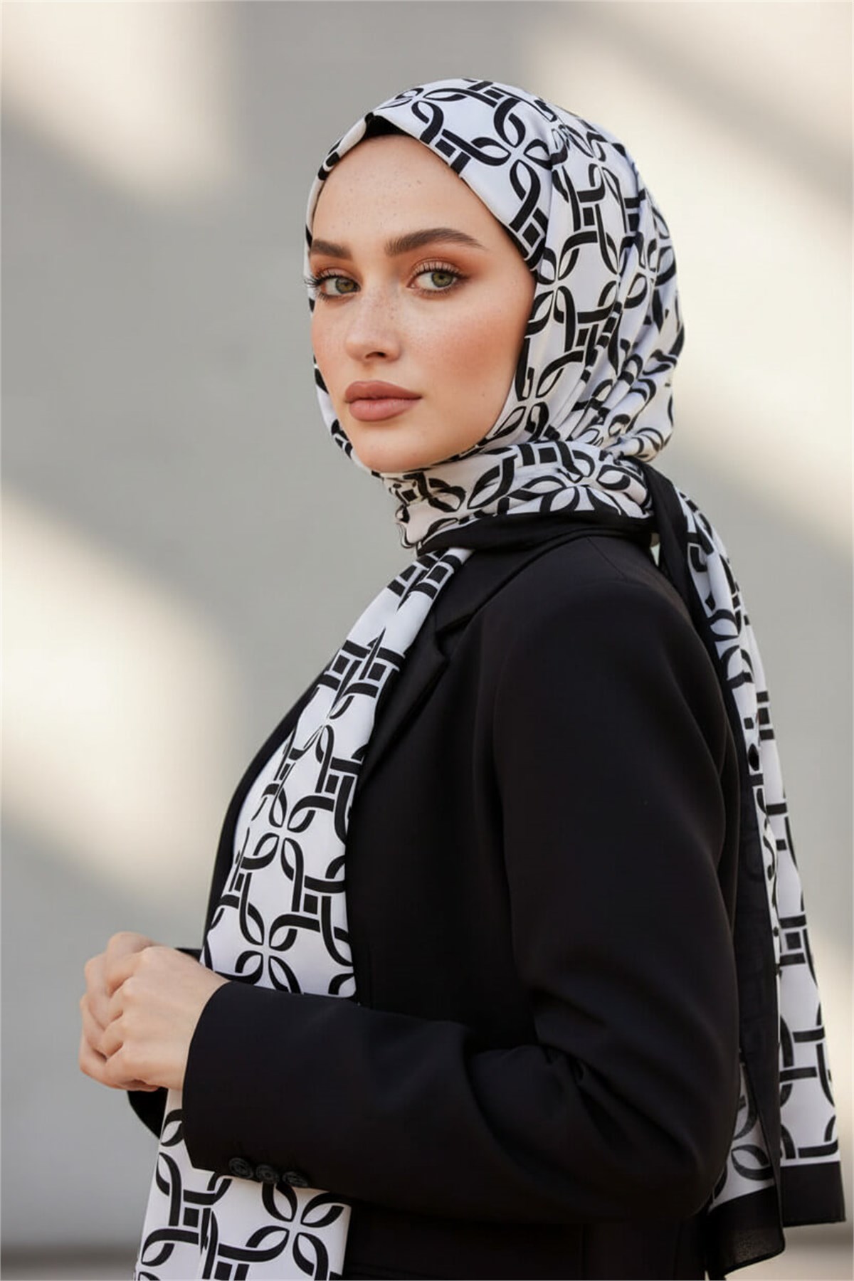KREP GEOMETRİK DESENLİ SİYAH - BEYAZ RENKLİ 75X195 KIRIŞMAZ ŞAL