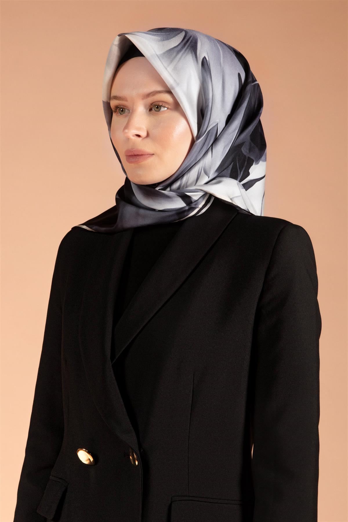%100 Twill İpek Yaprak Desenli Gri - Siyah Renkli 90x90 Eşarp Dikim Şekli : El Dikişi