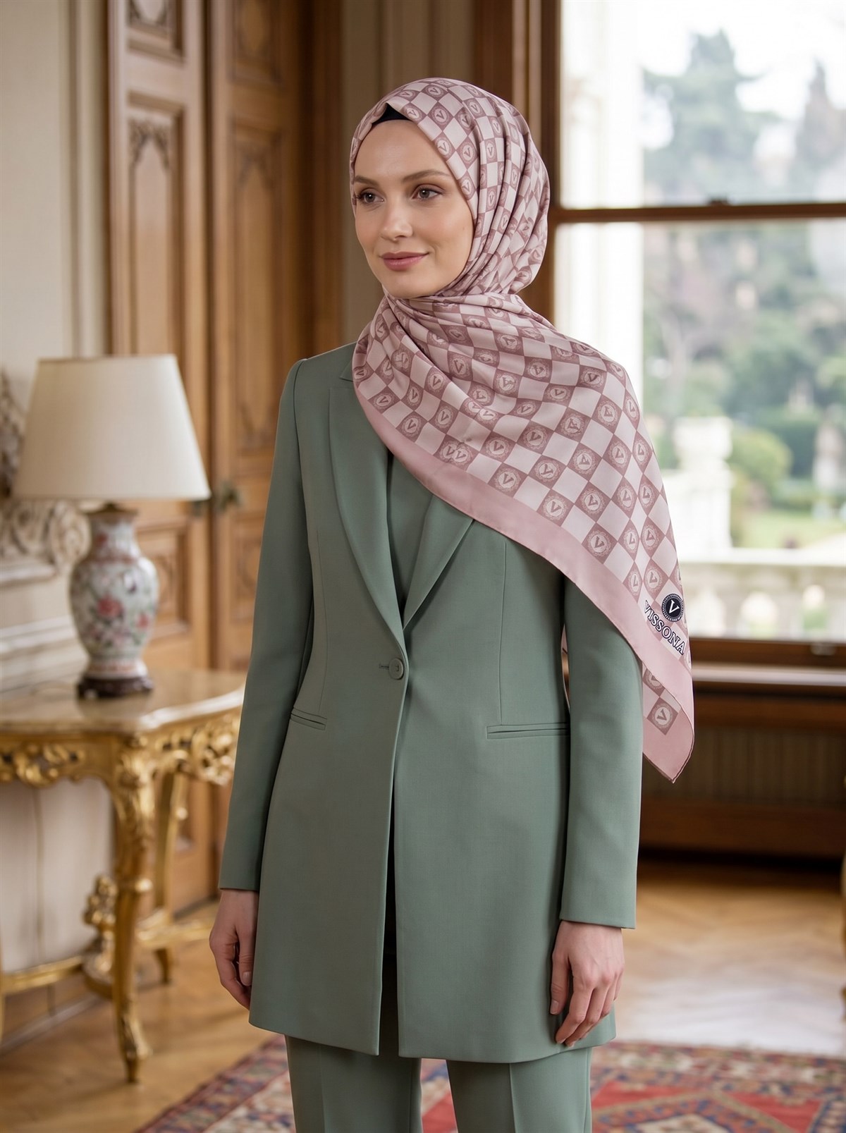 KREP MONOGRAM DESENLİ SÜTLÜKAHVE RENKLİ 75X195 KIRIŞMAZ ŞAL