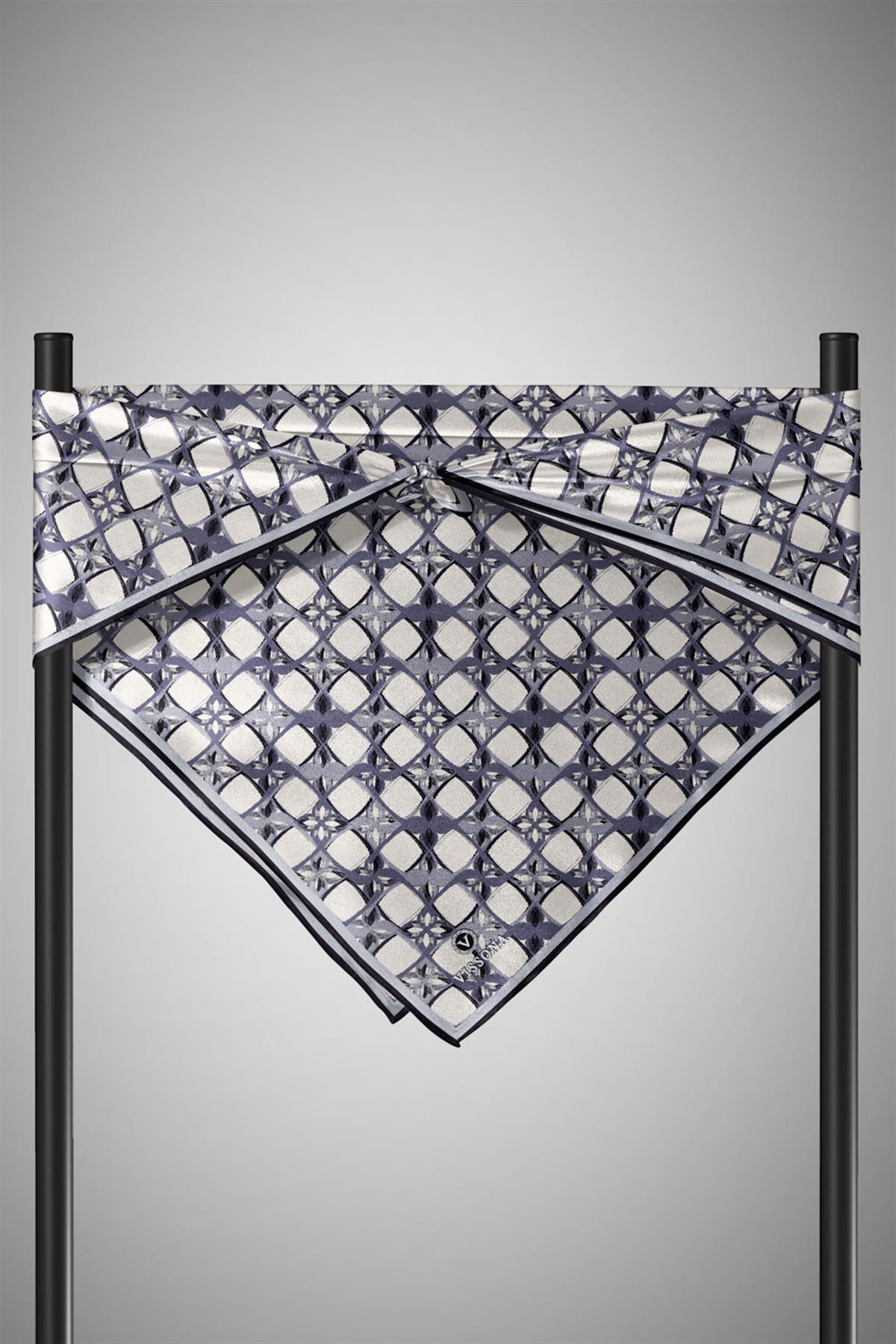 %100 Twill İpek Geometrik Desenli Krem - Gri Renkli 90x90 Eşarp Dikim Şekli : El Dikişi