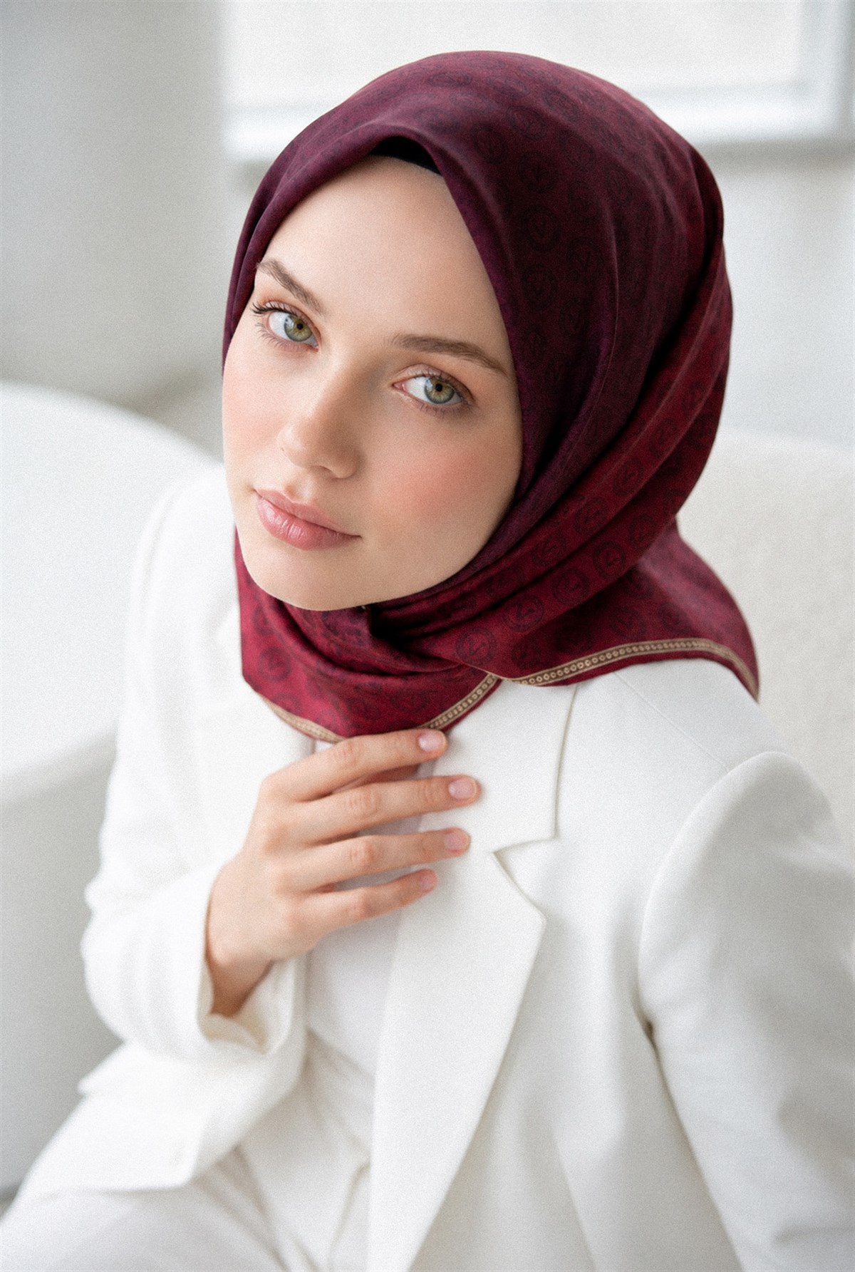 %100 Twill İpek Monogram Desenli Bordo Renkli 90x90 Eşarp Dikim Şekli : El Dikişi