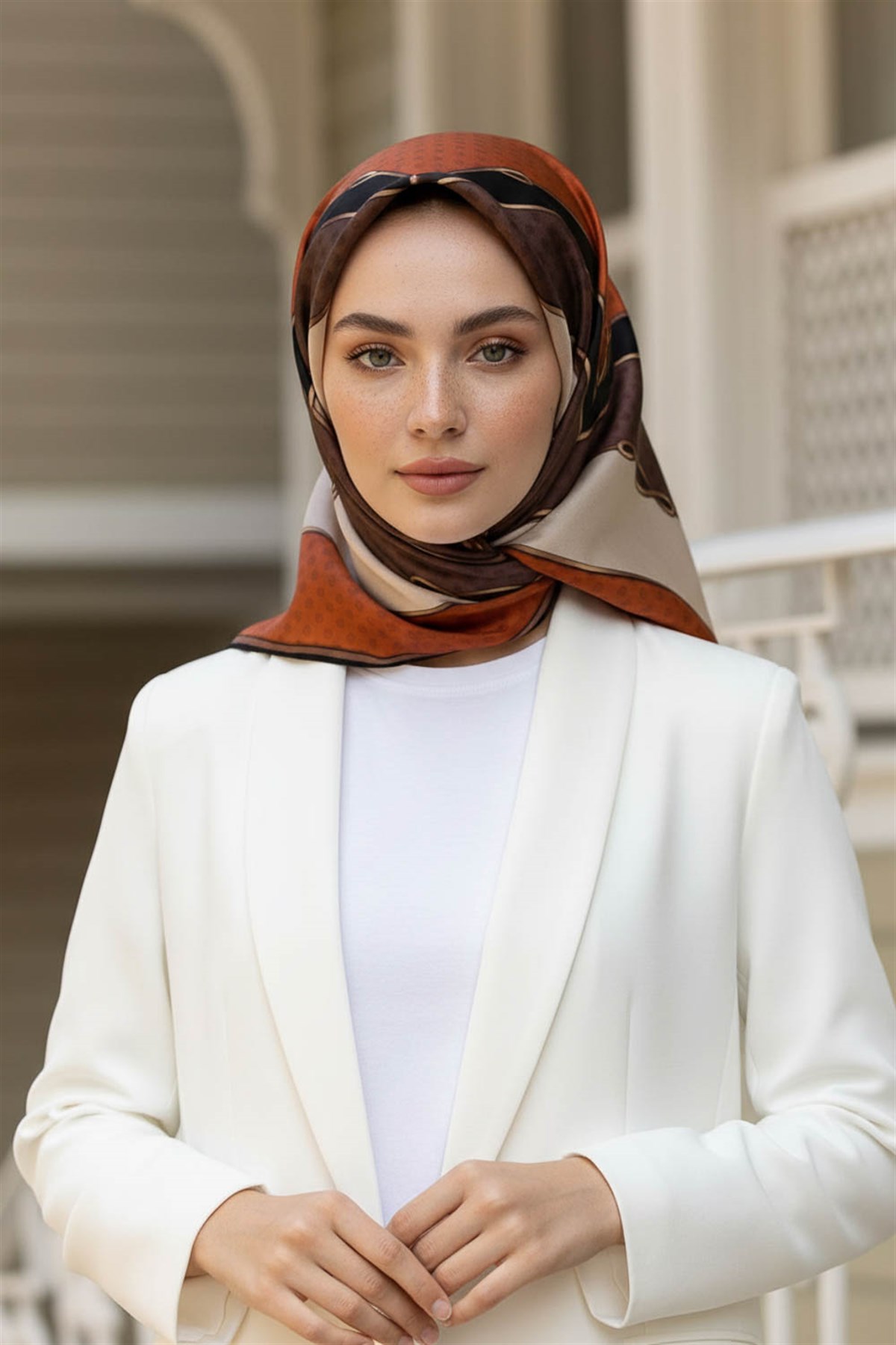 % 57 İPEK % 43 VİSKON Twill İpek Puantiyeli Ve Geometrik Desenli Taba - Vizon Renkli 90x90 Eşarp Dikim Şekli : El Dikişi