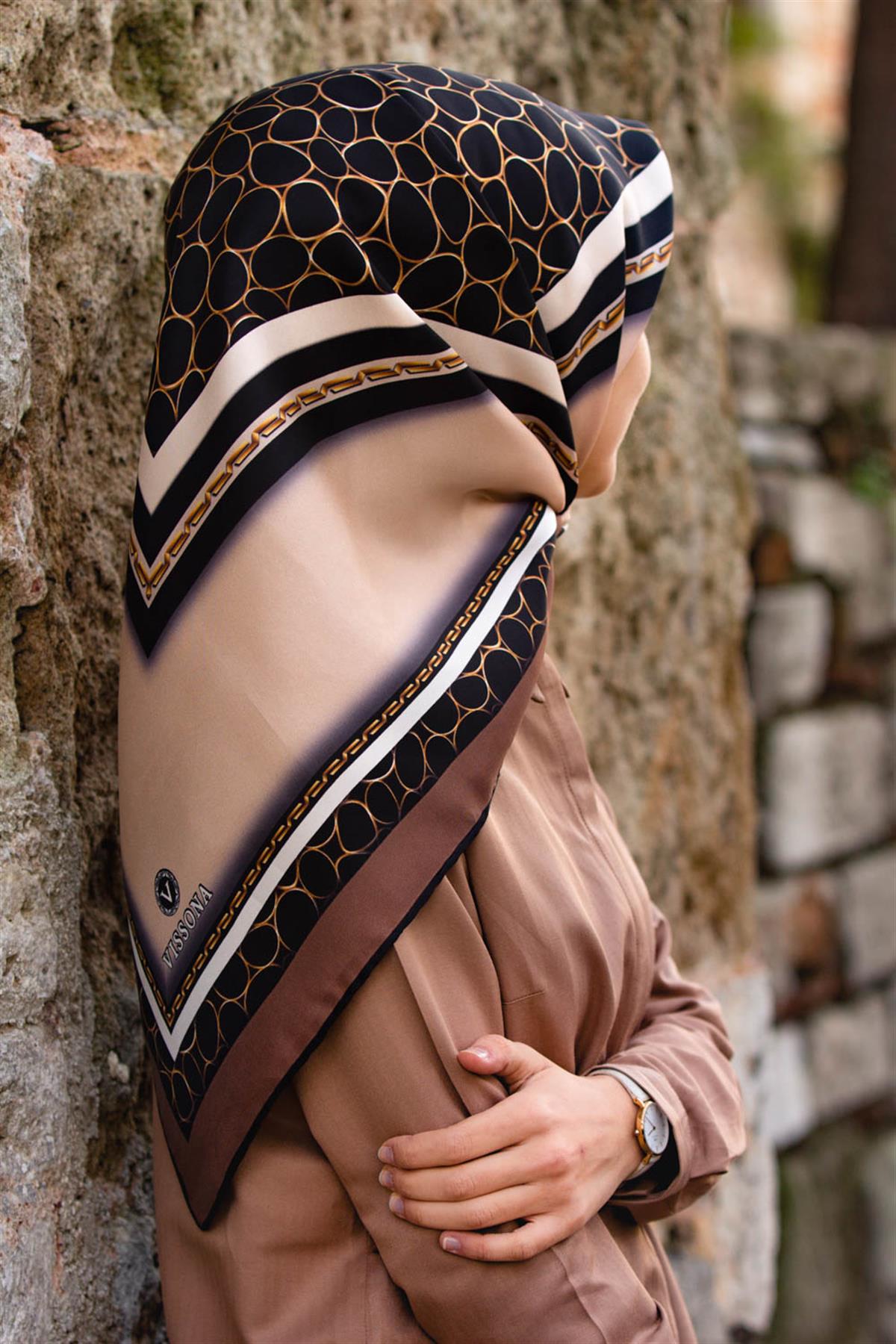 %100 Twill İpek Gold Halka Desenli Bej - Kahverengi Renkli 90x90 Eşarp Dikim Şekli : El Dikişi