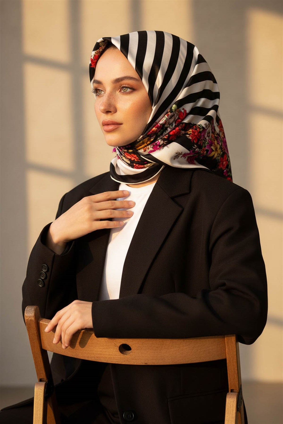%100 Twill İpek Çıtır Çiçekli Ve Çizgi Desenli Siyah - Fuşya Renkli 90x90 Eşarp Dikim Şekli : El Dikişi
