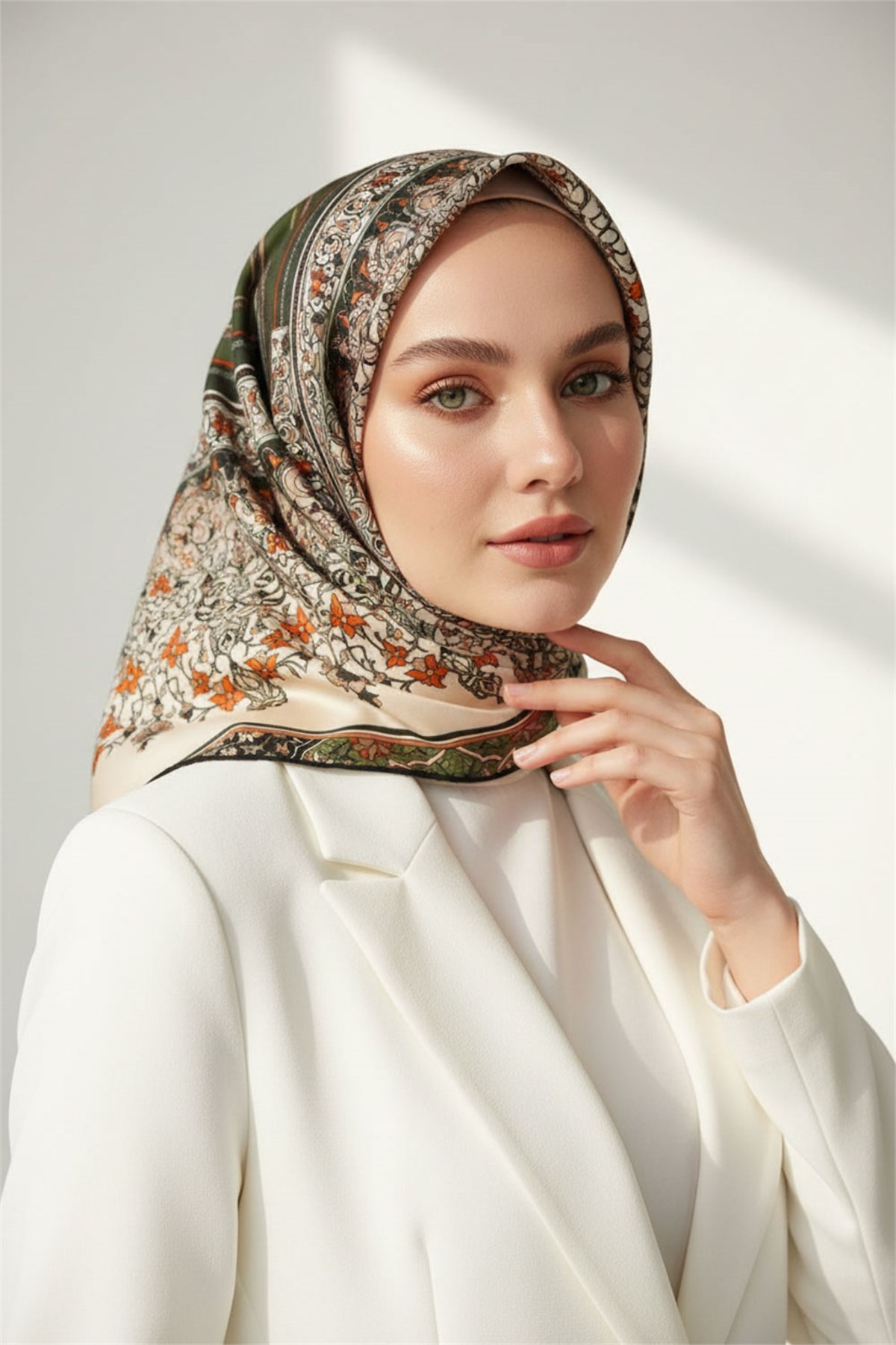 %100 Twill İpek Şal Desenli Haki Renkli 90x90 Eşarp Dikim Şekli : El Dikişi