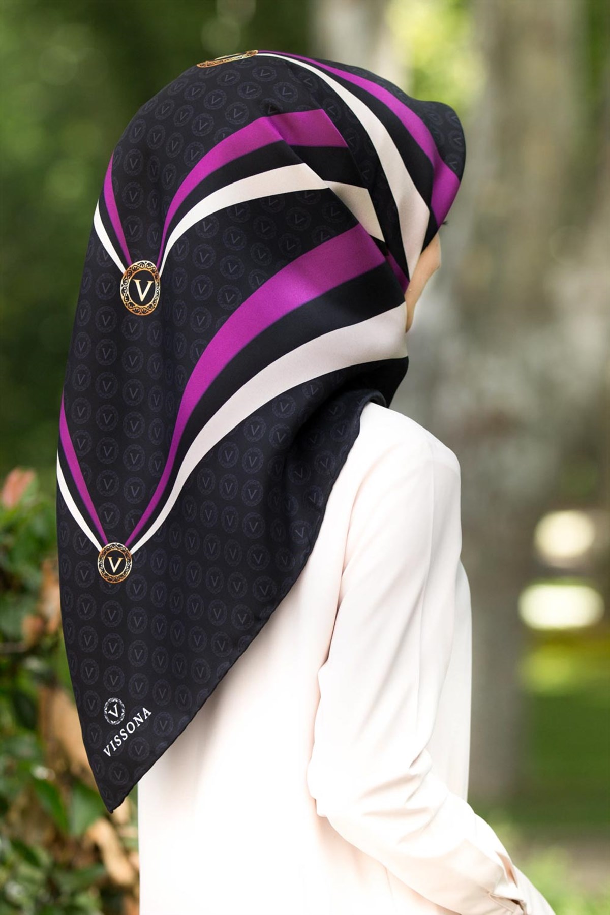 %100 Twill İpek Monogram Ve Geometrik Desenli Siyah - Mürdüm Renkli 90x90 Eşarp Dikim Şekli : El Dikişi