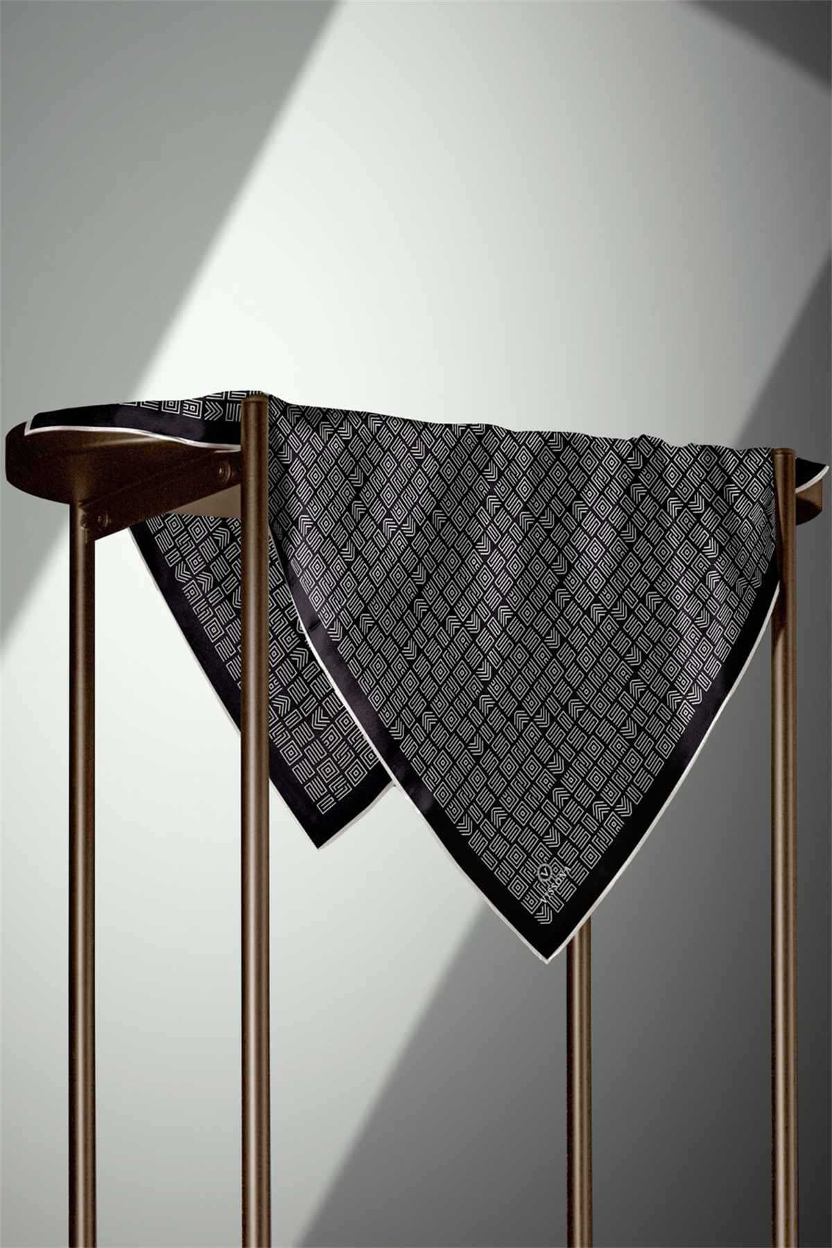 %57 İPEK %43 VİSKON Twill İpek Etnik Motif Desenli Siyah - Krem  Renkli 90x90 Eşarp Dikim Şekli : El Dikişi