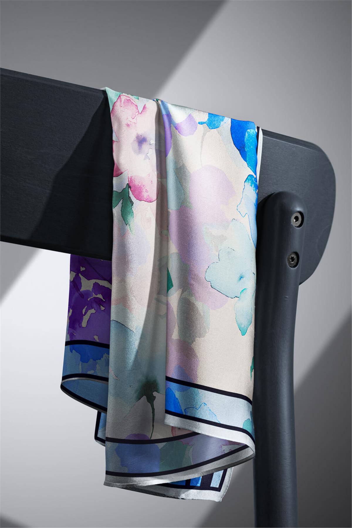 %100 Twill İpek Sulu Boyalı Çiçek Desenli Bebe Mavisi - Pembe Renkli 90x90 Eşarp Dikim Şekli : El Dikişi