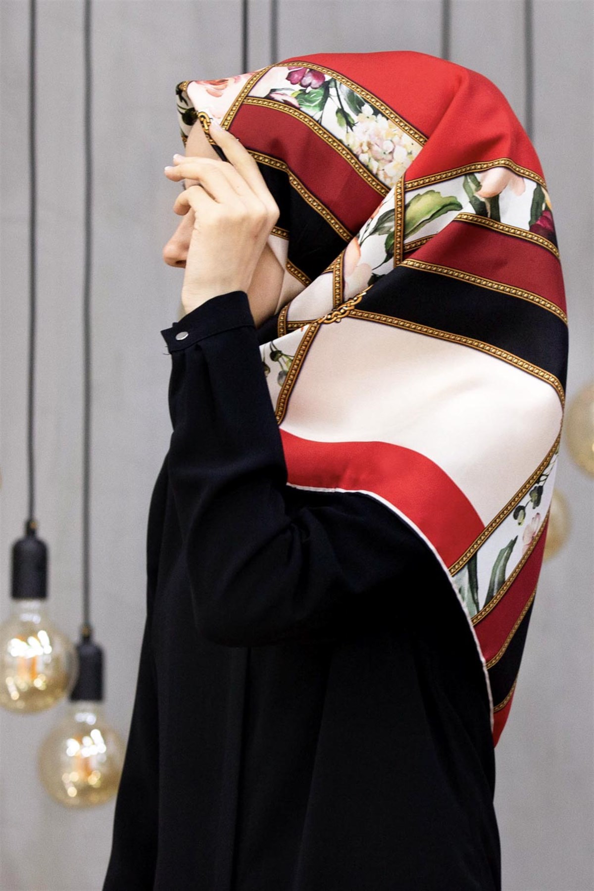 100% Twill İpek Şeritli Çiçek Desenli Kırmızı - Krem Renkli 90x90 Dikim Şekli : El Dikişi Eşarp