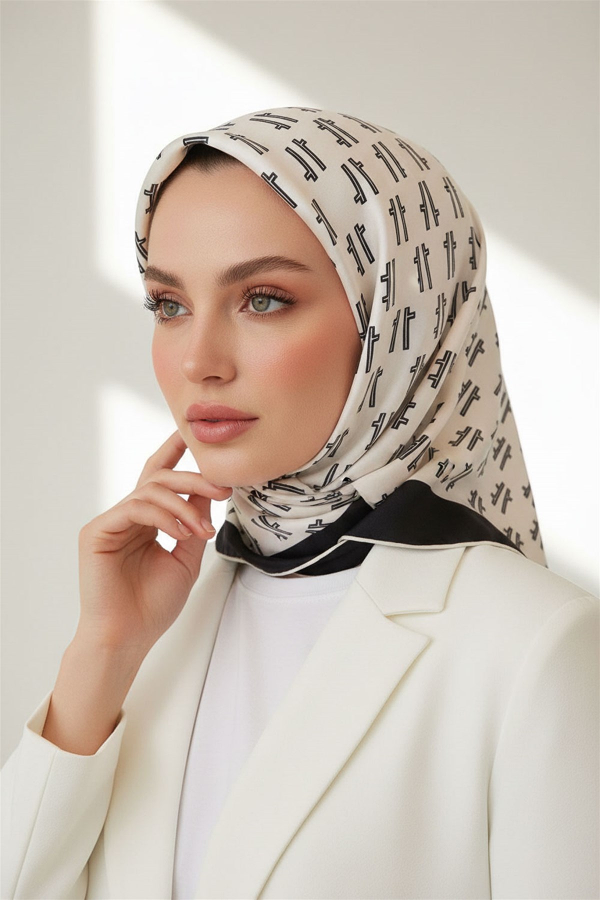 %100 Twill İpek Geometrik Desenli Krem - Siyah Renkli 90x90 Eşarp Dikim Şekli : El Dikişi