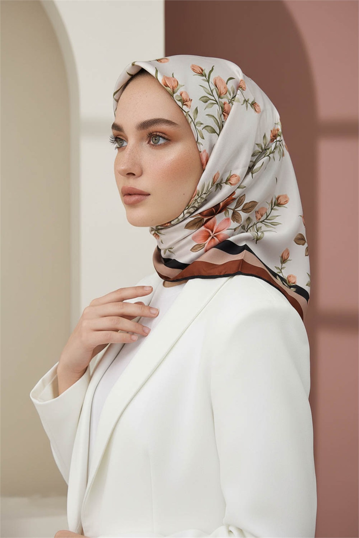 Rayon Çiçek Desenli Taba Renkli 90x90 Eşarp (İpek İçermez) Dikim Şekli : El Dikişi