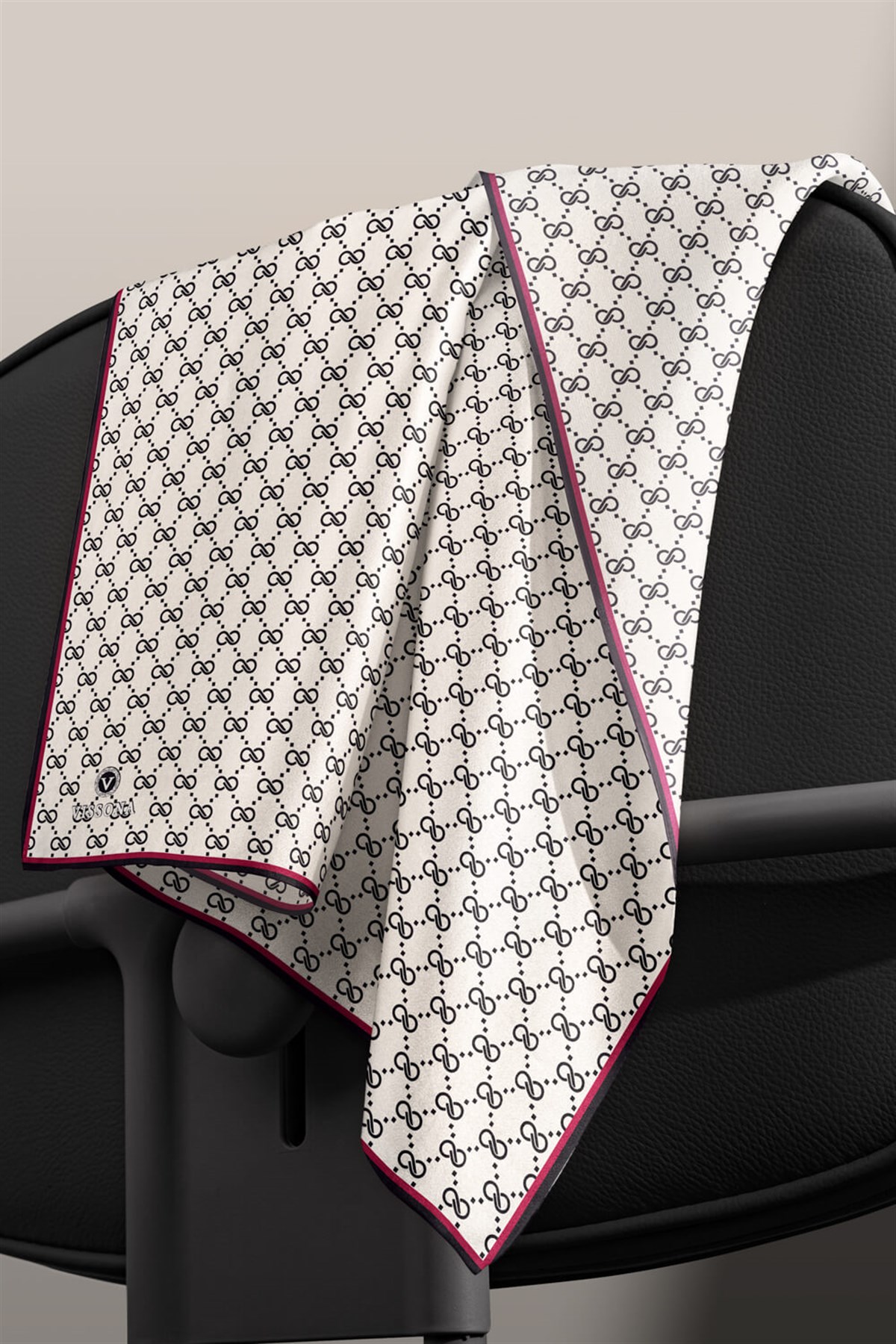 %57 İPEK %43 VİSKON Twill İpek Leopar Desenli Siyah - Krem Renkli 90x90 Eşarp Dikim Şekli : El Dikişi