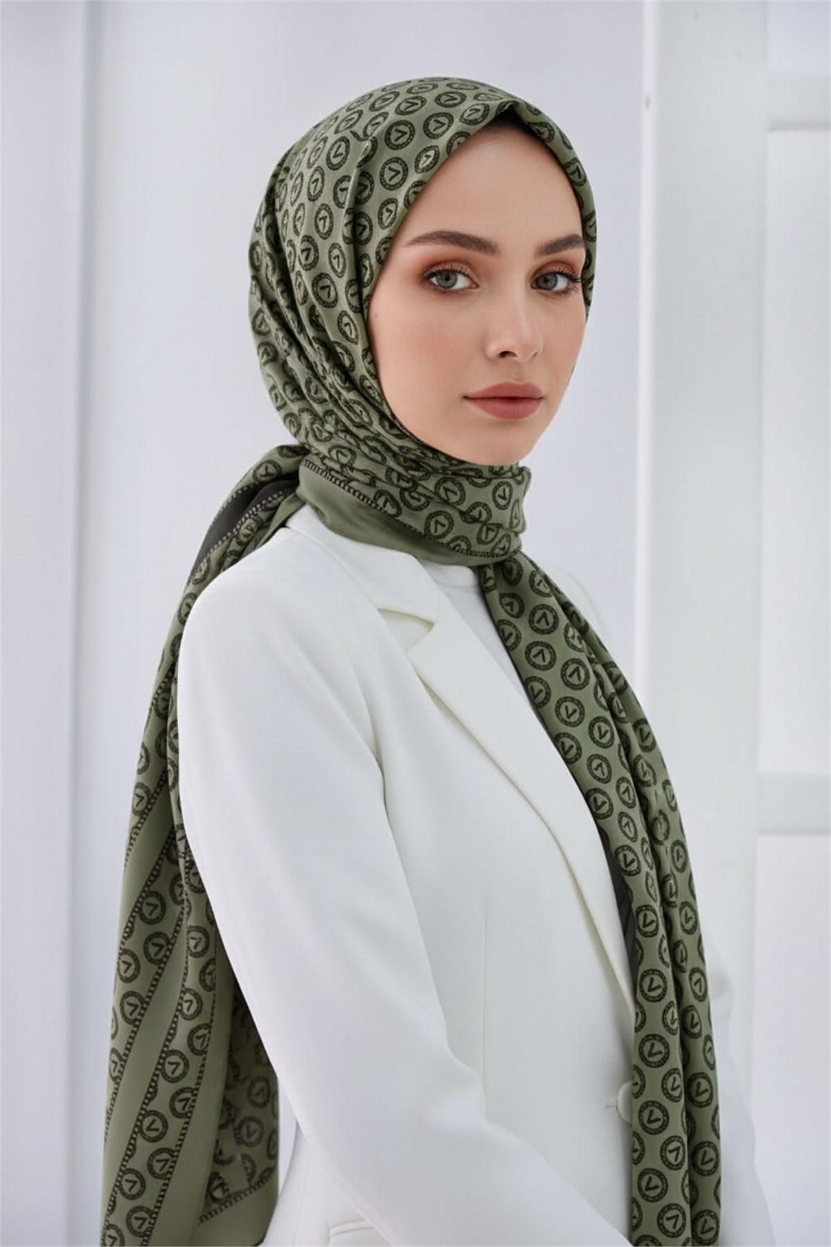KREP DEGRADELİ MONOGRAM DESENLİ HAKİ RENKLİ 75X195 KIRIŞMAZ ŞAL