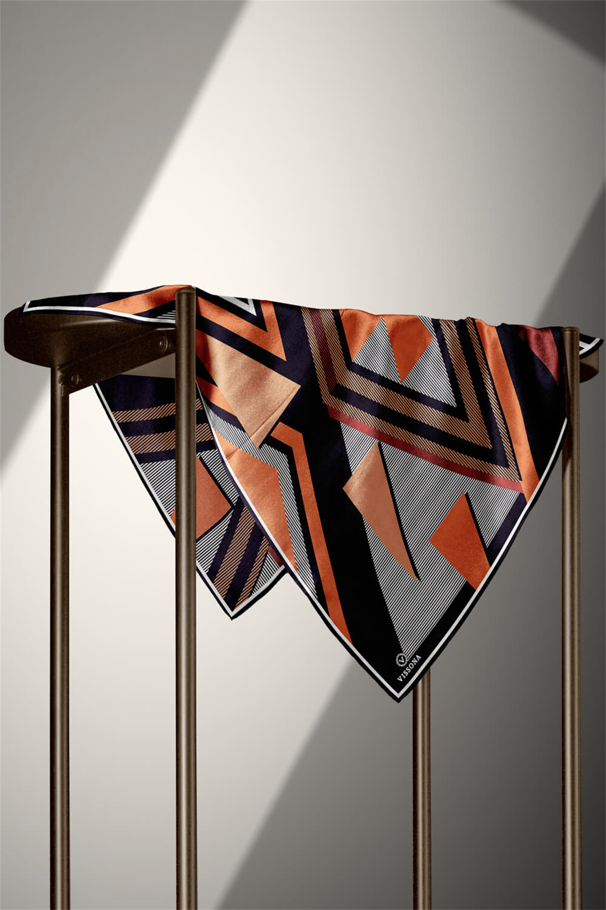 %100 Twill İpek Geometrik Desenli Taba - Siyah Renkli 90x90 Eşarp Dikim Şekli : El Dikişi