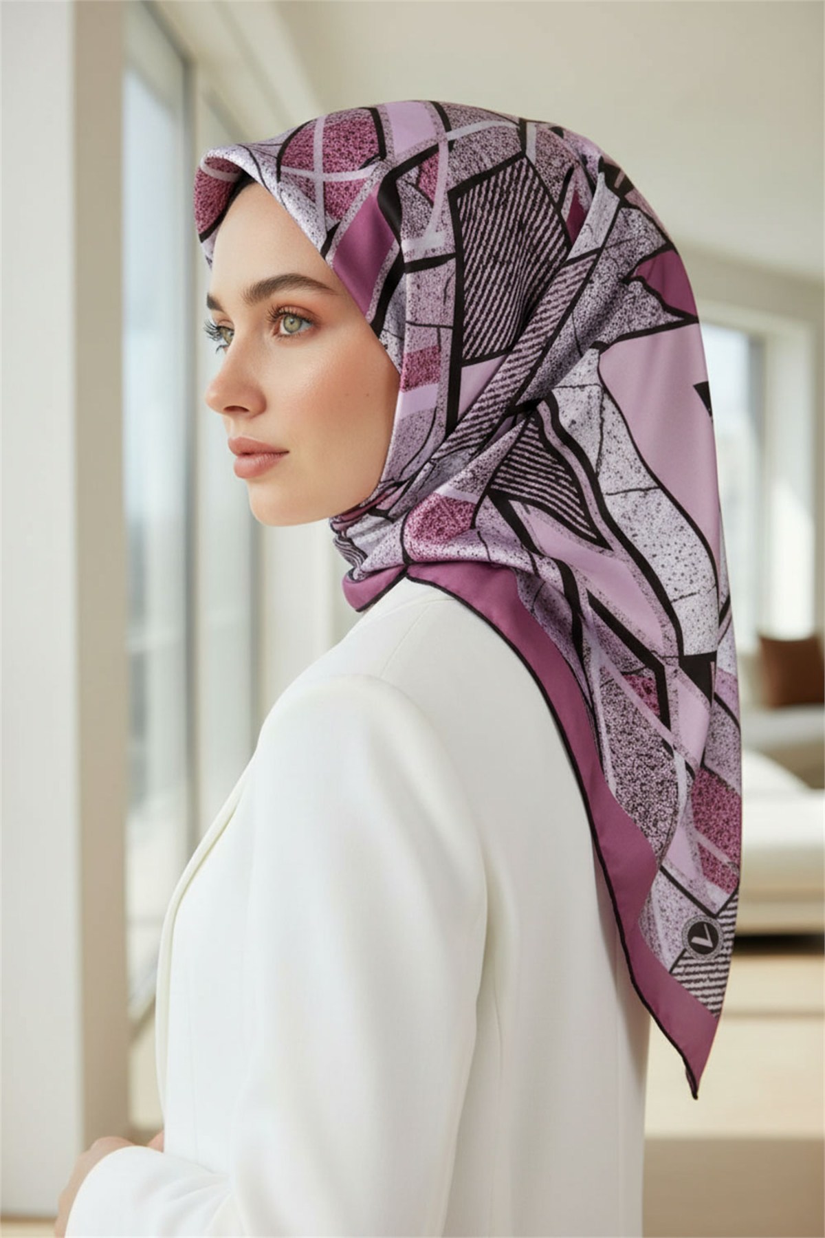 Kristal Geometrik Desenli Pembe Renkli 90x90 Eşarp (İpek İçermez) Kenar Dikiş Şekli El Dikişli