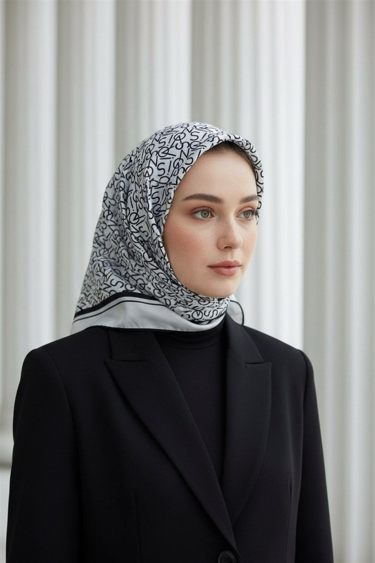 %100 Twill İpek Harf Desenli Krem - Siyah Renkli 90x90 Eşarp Dikim Şekli : El Dikişi