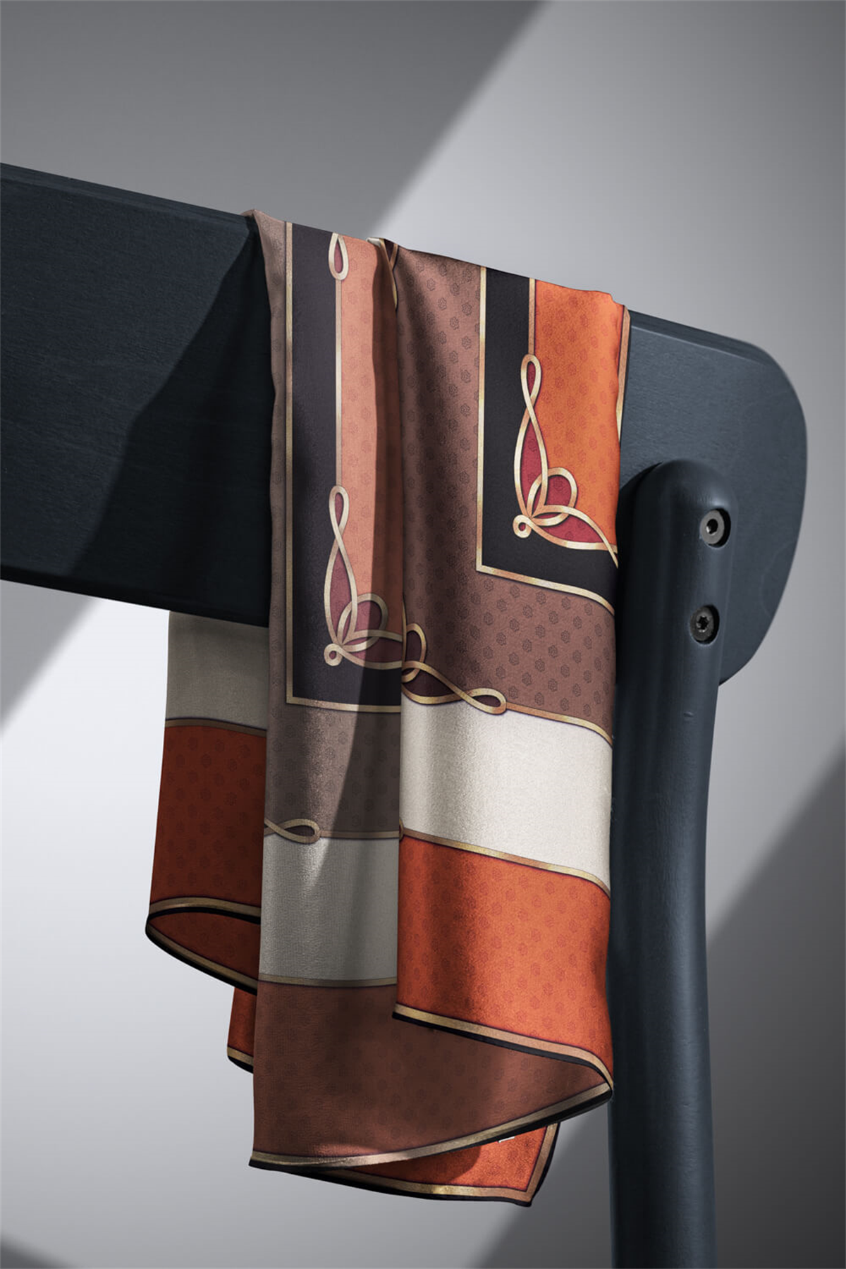 % 57 İPEK % 43 VİSKON Twill İpek Puantiyeli Ve Geometrik Desenli Taba - Vizon Renkli 90x90 Eşarp Dikim Şekli : El Dikişi