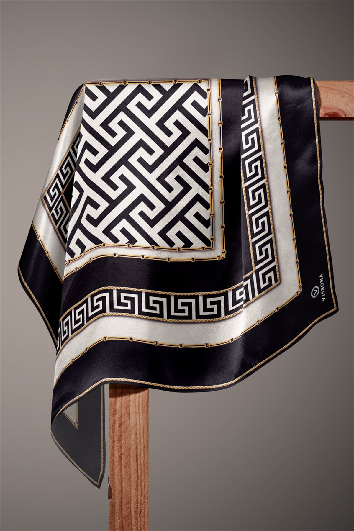 % 57 İPEK % 43 VİSKON Twill İpek Labirent Ve Geometrik Desenli Siyah - Krem Renkli 90x90 Eşarp Dikim Şekli : El Dikişi