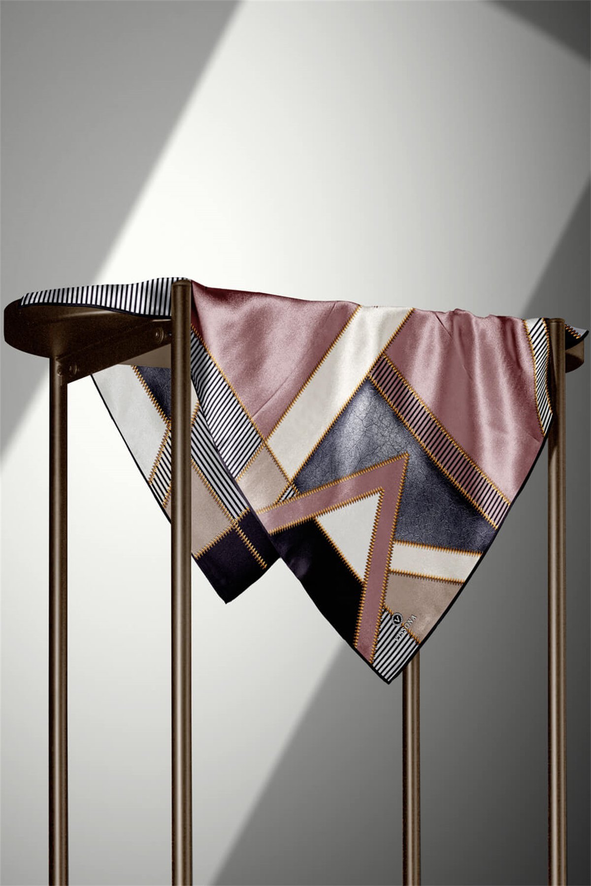 % 57 İPEK % 43 VİSKON Twill İpek Geometrik Desenli Sütlü Kahve - Krem Renkli 90x90 Eşarp Dikim Şekli : El Dikişi