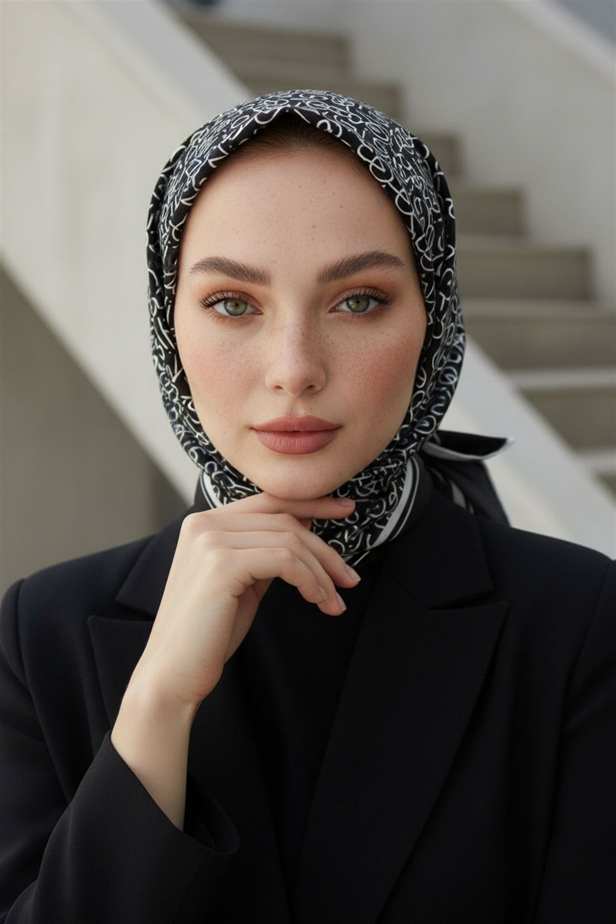 %100 Twill İpek Harf Desenli Siyah - Krem Renkli 90x90 Eşarp Dikim Şekli : El Dikişi