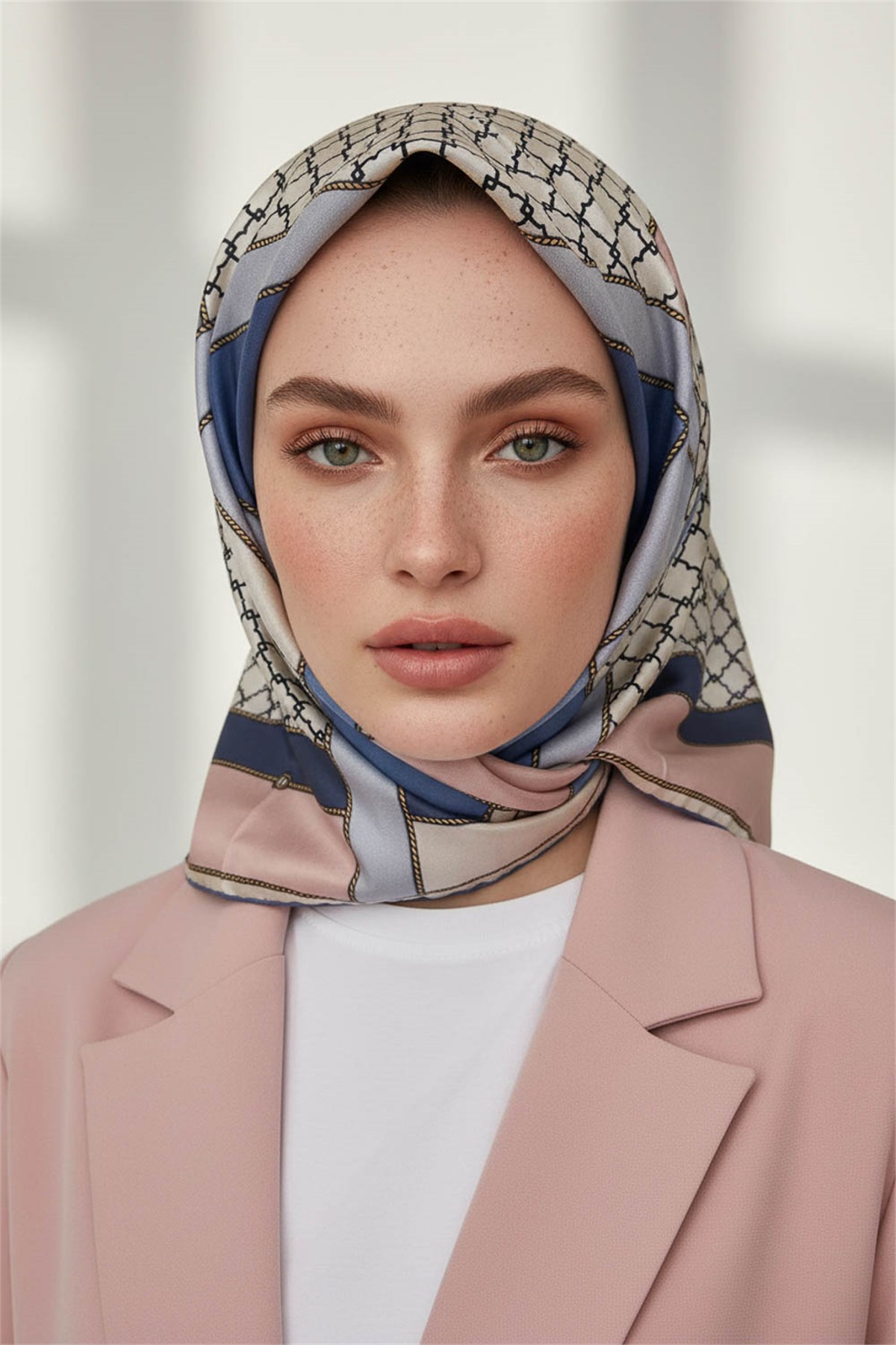 %100 Twill İpek Geometrik Desenli Pudra - Bebe Mavisi Renkli 90x90 Eşarp Dikim Şekli : El Dikişi