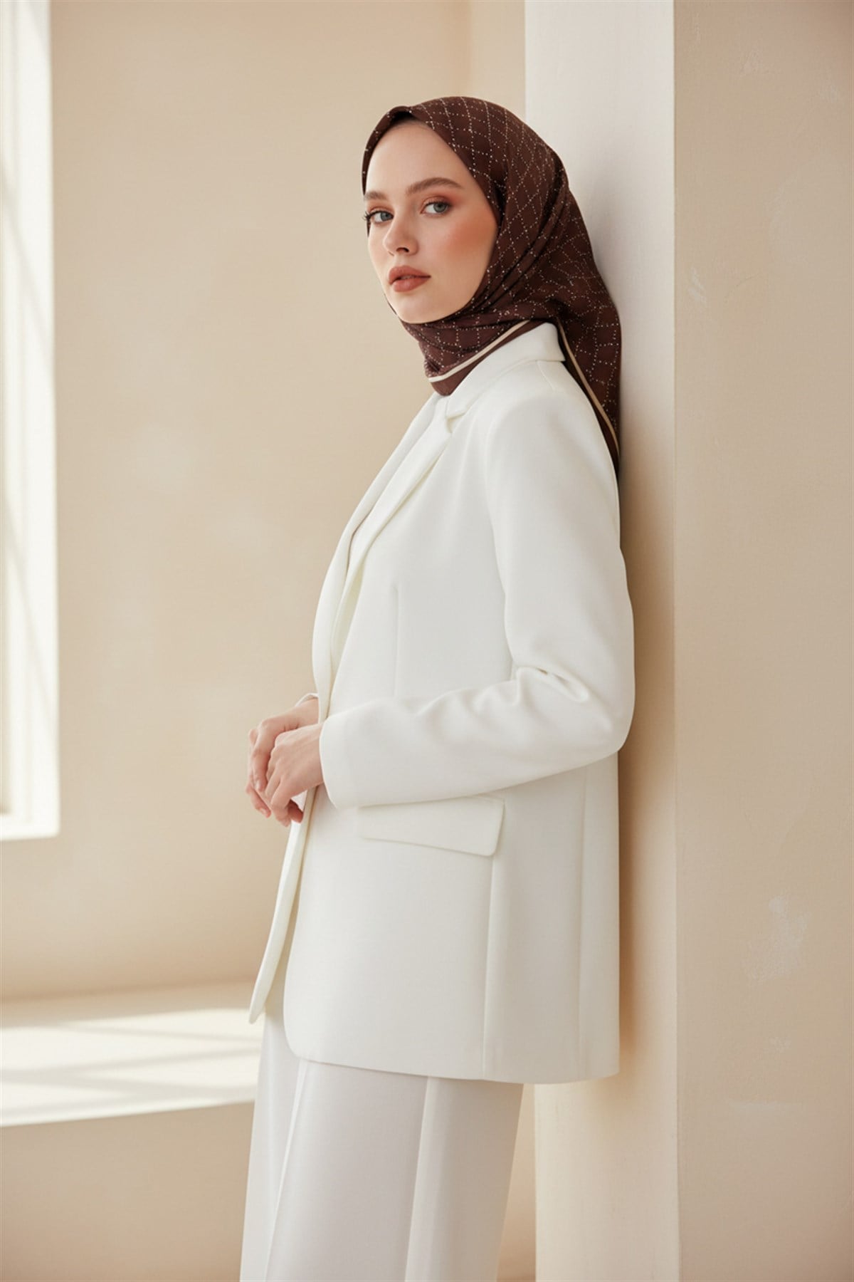 %100 Twill İpek Minik V Desenli Kahverengi Renkli 90x90 Eşarp Dikim Şekli : El Dikişi