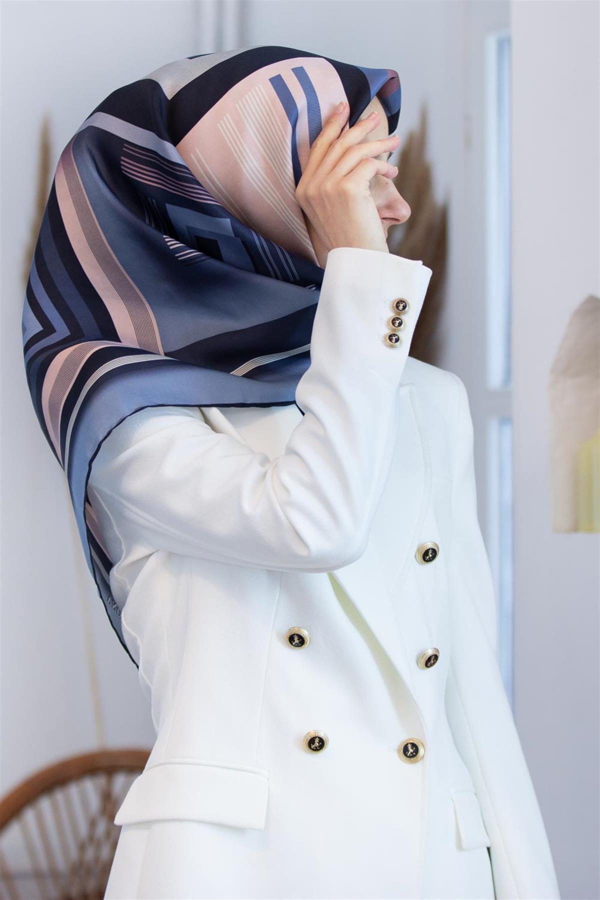 %100 Twill İpek Kare Desenli İndigo - Pudra Renkli 90x90 Eşarp Kenar Dikiş Şekli El Dikişli