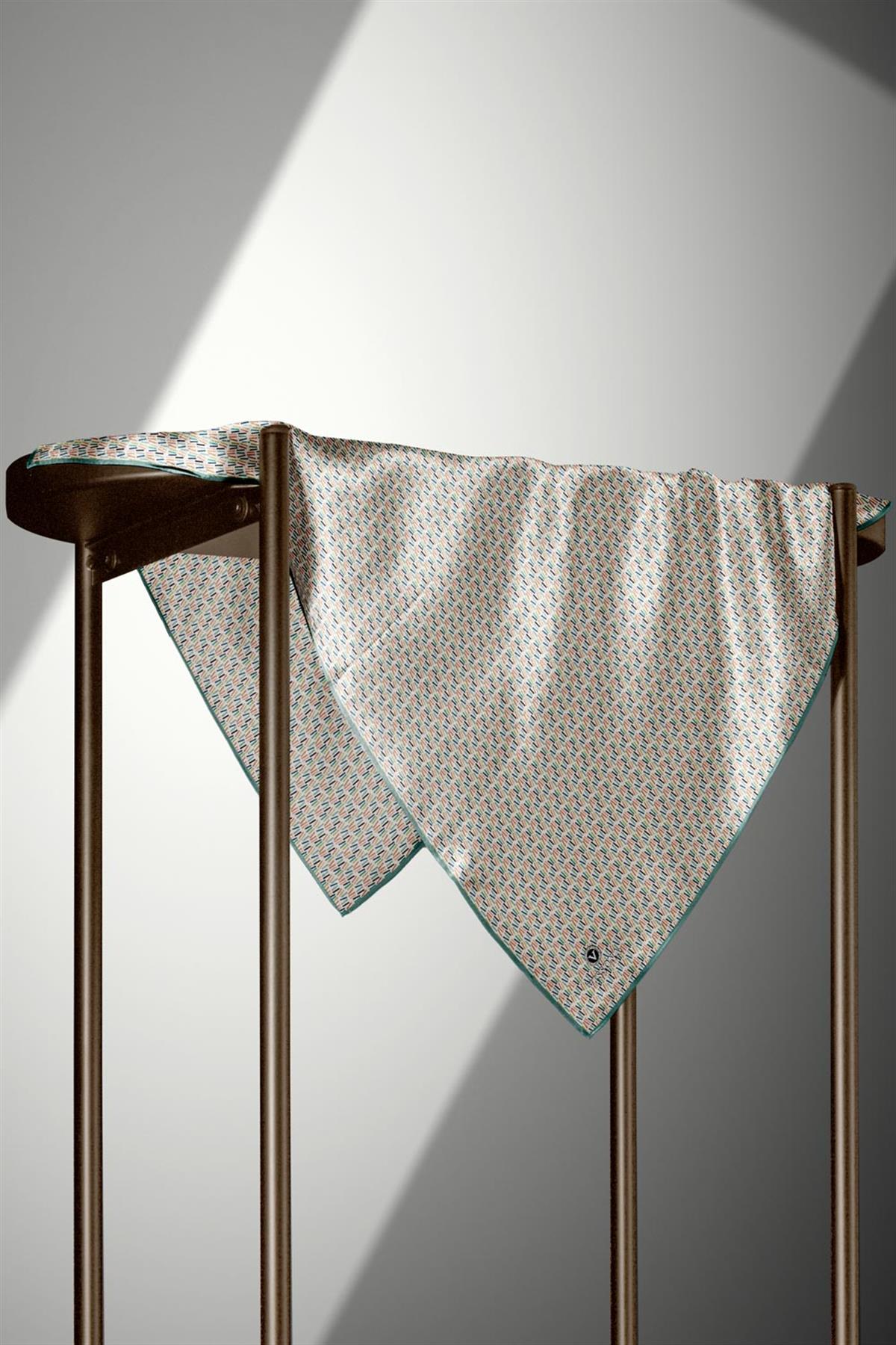 %100 Twill İpek Çizgi Desenli Mint Yeşili Renkli 90x90 Eşarp Dikim Şekli : El Dikişi