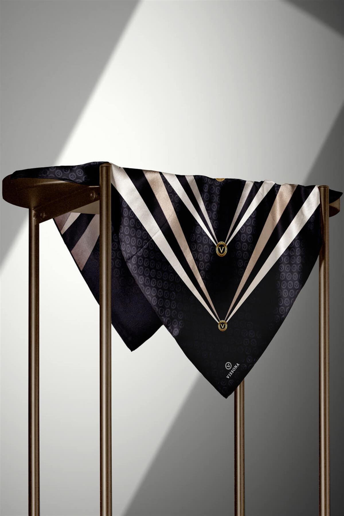 %100 Twill İpek Monogram Ve Geometrik Desenli Siyah - Krem Renkli 90x90 Eşarp Dikim Şekli : El Dikişi