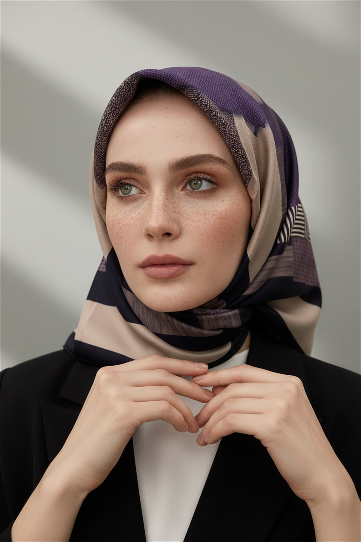 %100 Twill İpek Geometrik Desenli Mürdüm - Siyah Renkli 90x90 Eşarp Dikim Şekli : El Dikişi