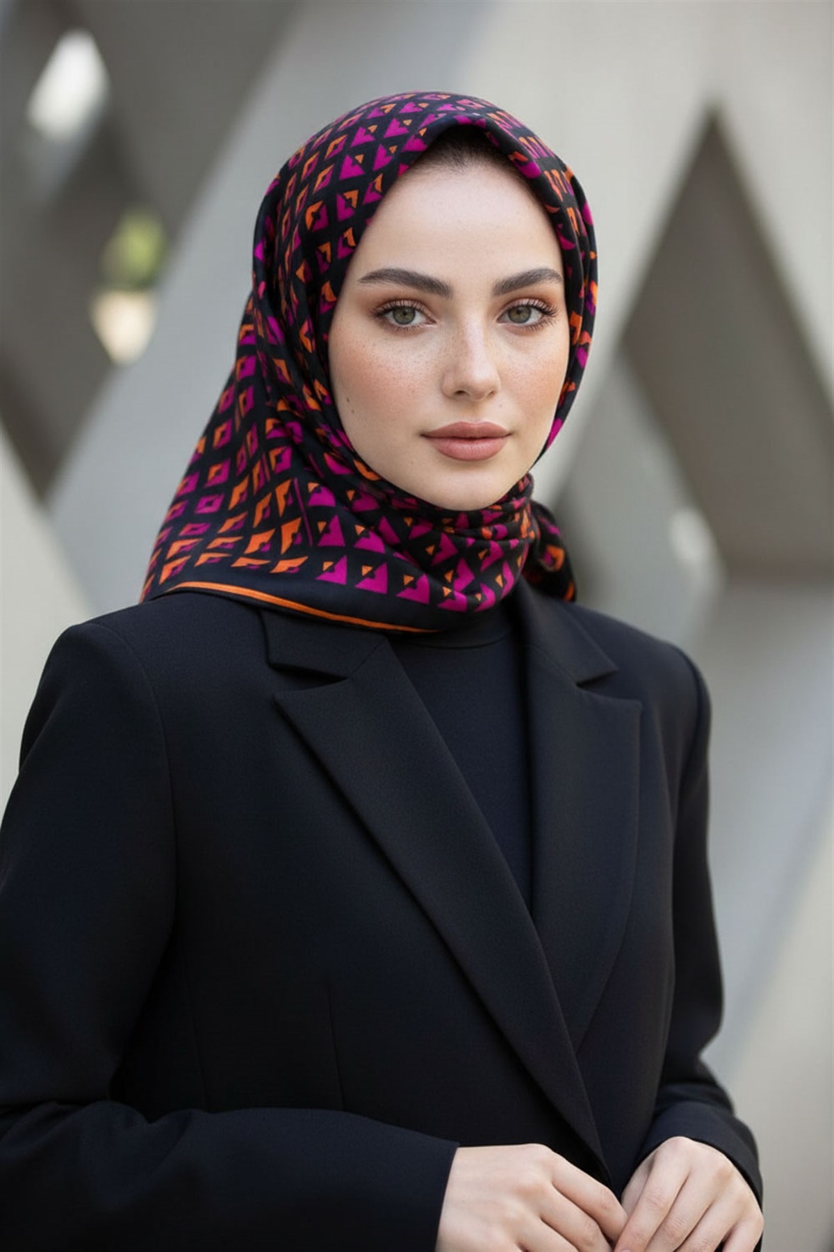 %100 Twill İpek Geometrik Desenli Fuşya - Turuncu Renkli 90x90 Eşarp Dikim Şekli : El Dikişi