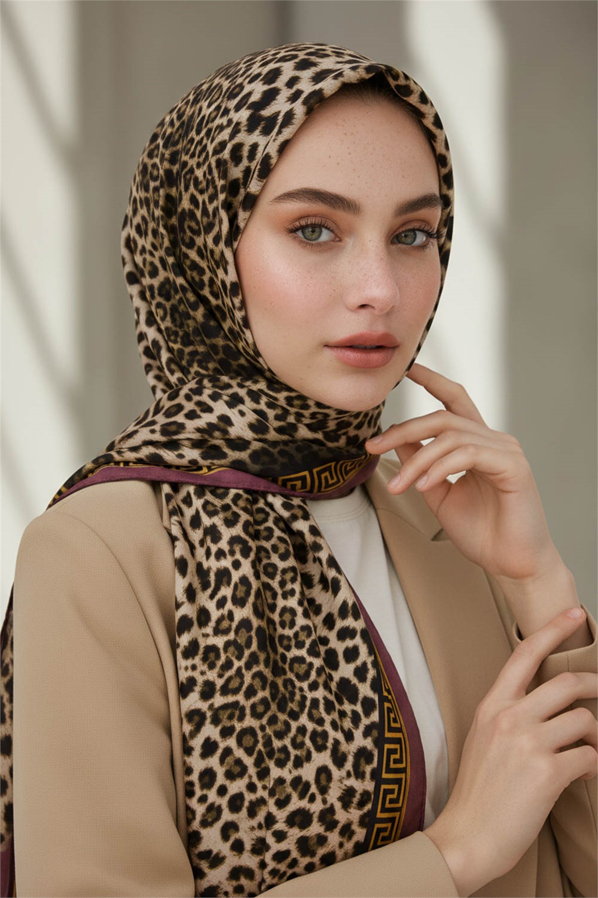 KREP BAROK BARDÜRLÜ LEOPAR DESENLİ BEJ - GÜL KURUSU RENKLİ 75X195 KIRIŞMAZ ŞAL