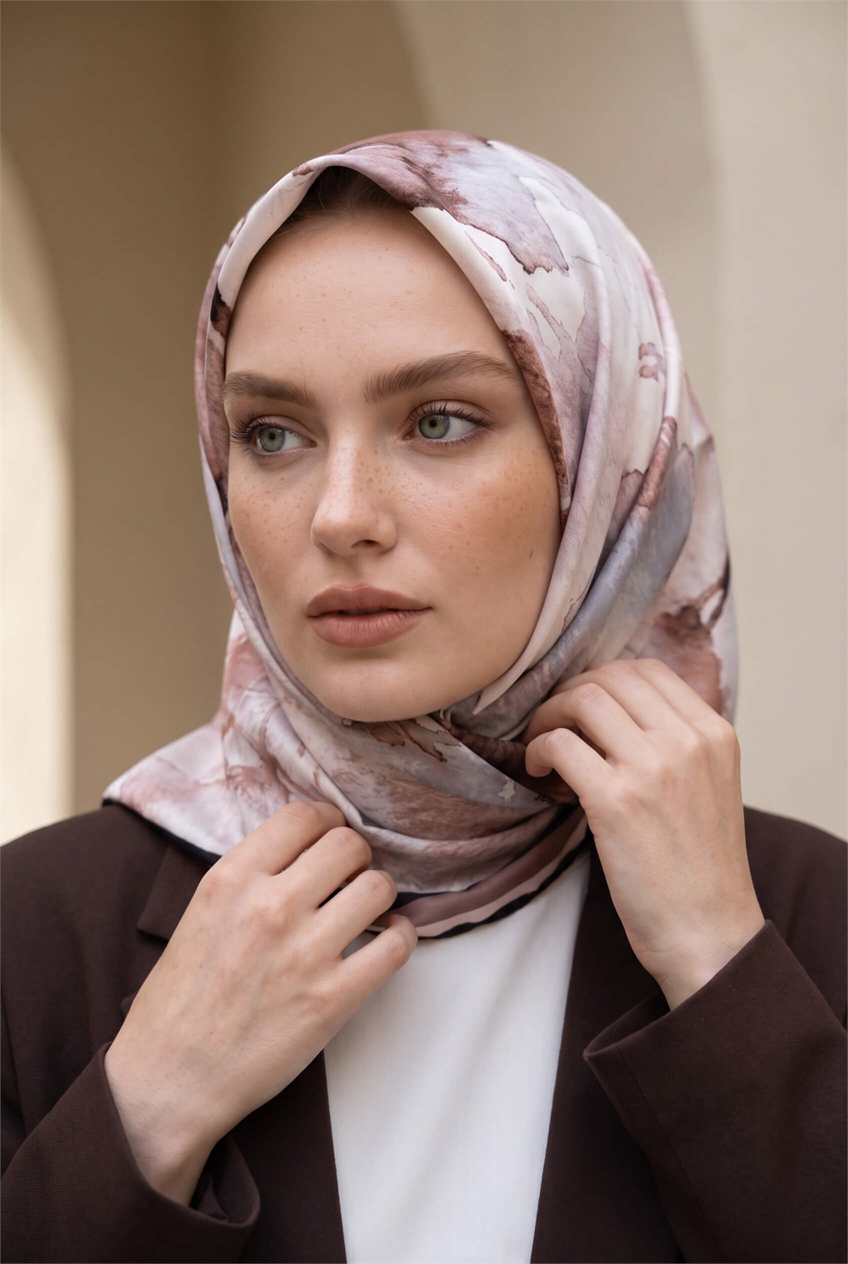 Rayon Sulu Boya Çiçek Desenli Bej Renkli 90x90 Dikim Şekli : El Dikişi Eşarp (İpek İçermez)