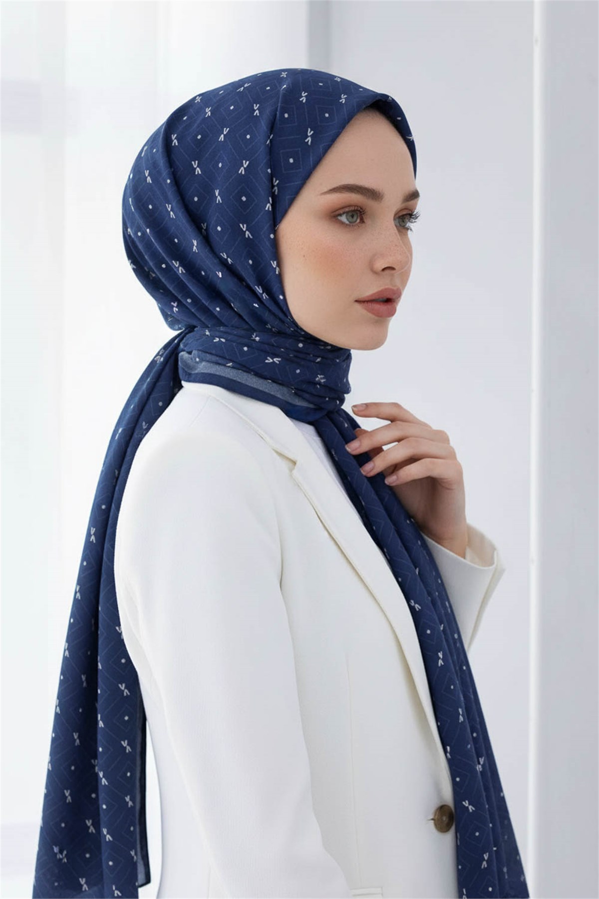 KREP GEOMETRİK DESENLİ LACİVERT RENKLİ 75X195 KIRIŞMAZ ŞAL