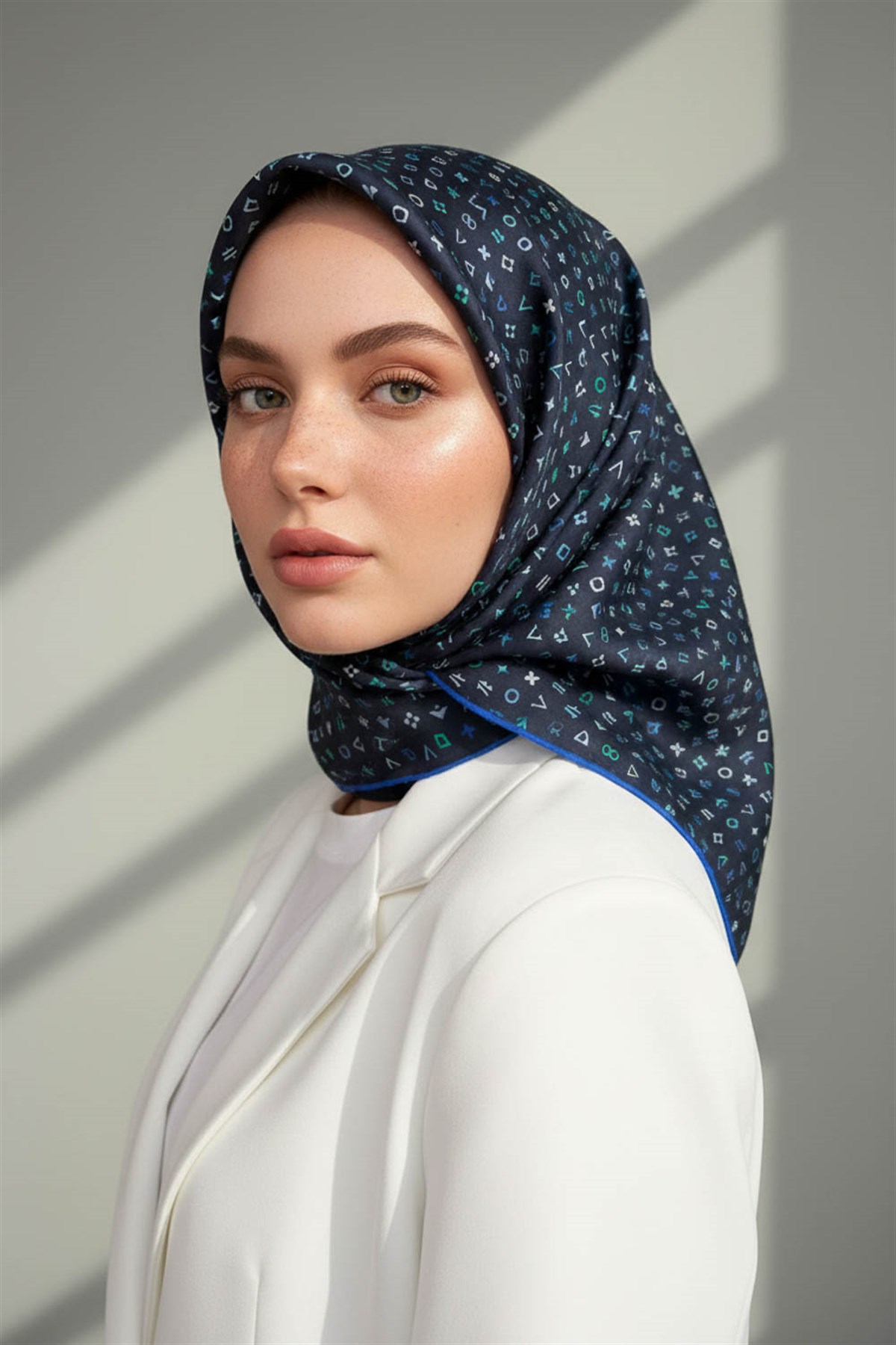 %100 Twill İpek Çıtır Motif Desenli Lacivert - İndigo Renkli 90x90 Eşarp Dikim Şekli : El Dikişi