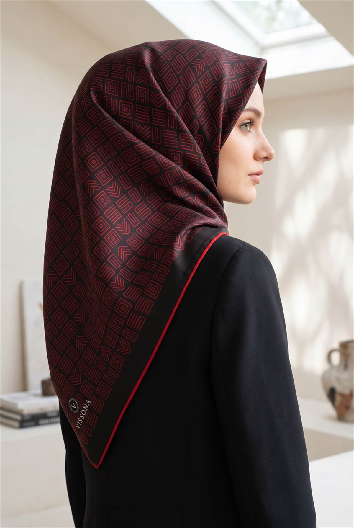 %57 İPEK %43 VİSKON Twill İpek Etnik Motif Desenli Siyah - Kırmızı Renkli 90x90 Eşarp Dikim Şekli : El Dikişi